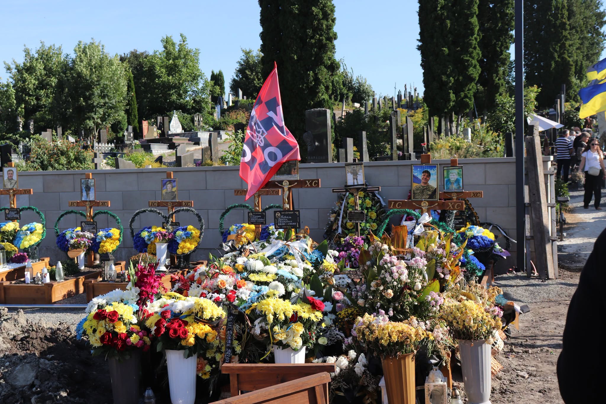 Новини Тернополя - фото з У День пам'яті на Пантеоні Героїв Микулинецького кладовища молились за полеглих захисників