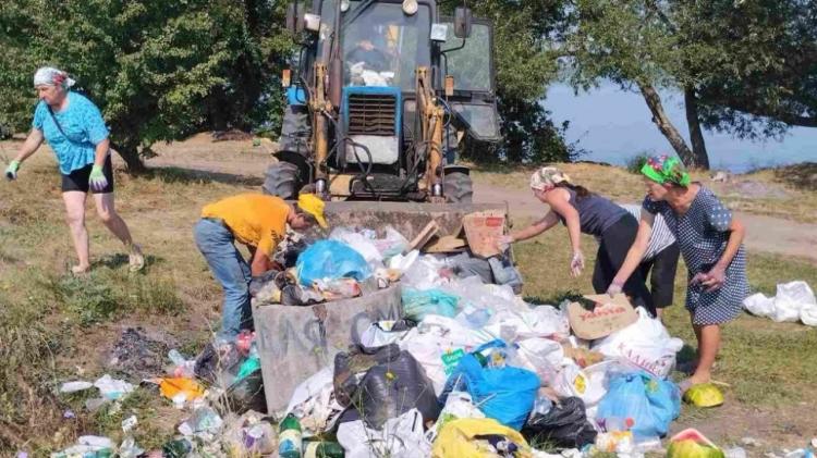 Новини Вінниці - фото з Паланська затока біля Ладижина влітку приймає сотні туристів, а разом із ними — тонни сміття