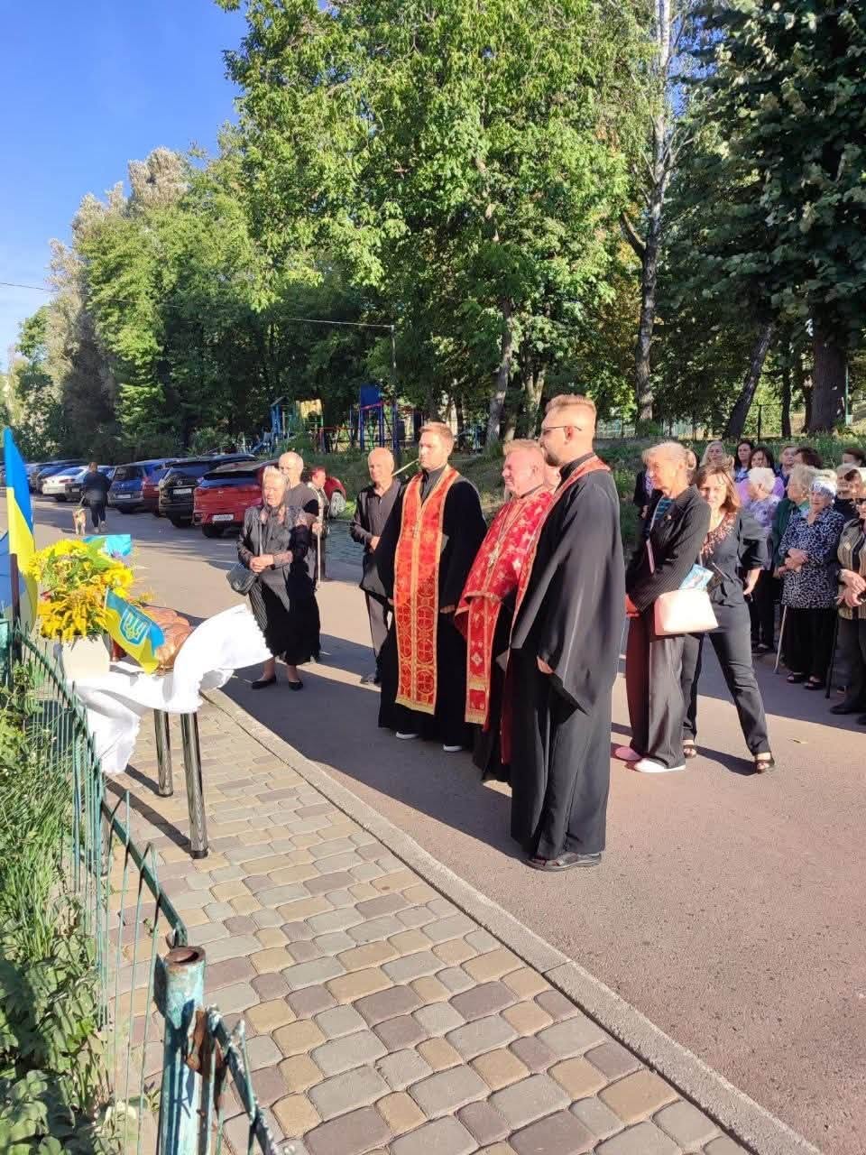 Новини Тернополя - фото з Тернополяни започаткували традицію молитви у дворах в пам'ять про Героїв