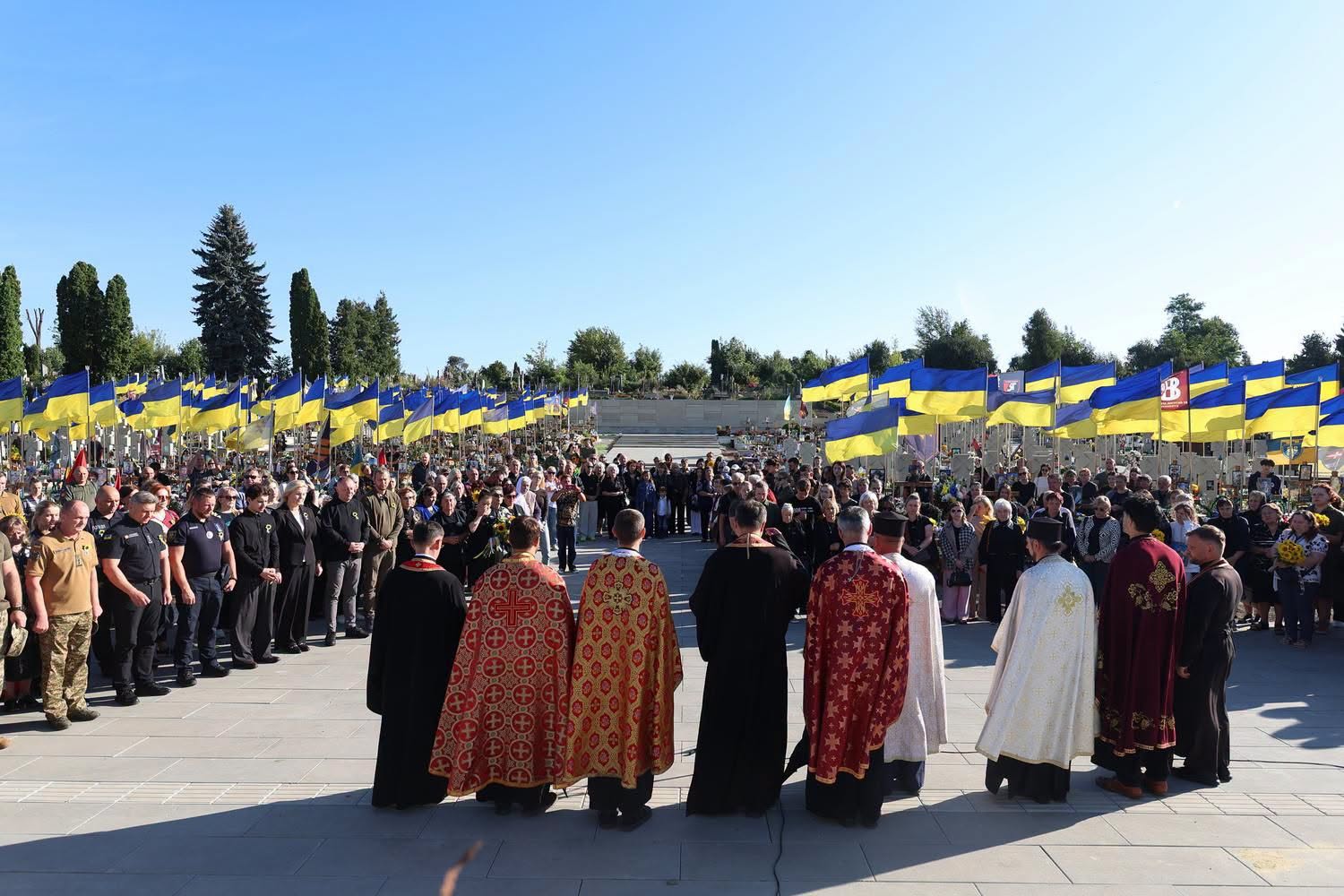 Новини Тернополя - фото з У День пам'яті на Пантеоні Героїв Микулинецького кладовища молились за полеглих захисників