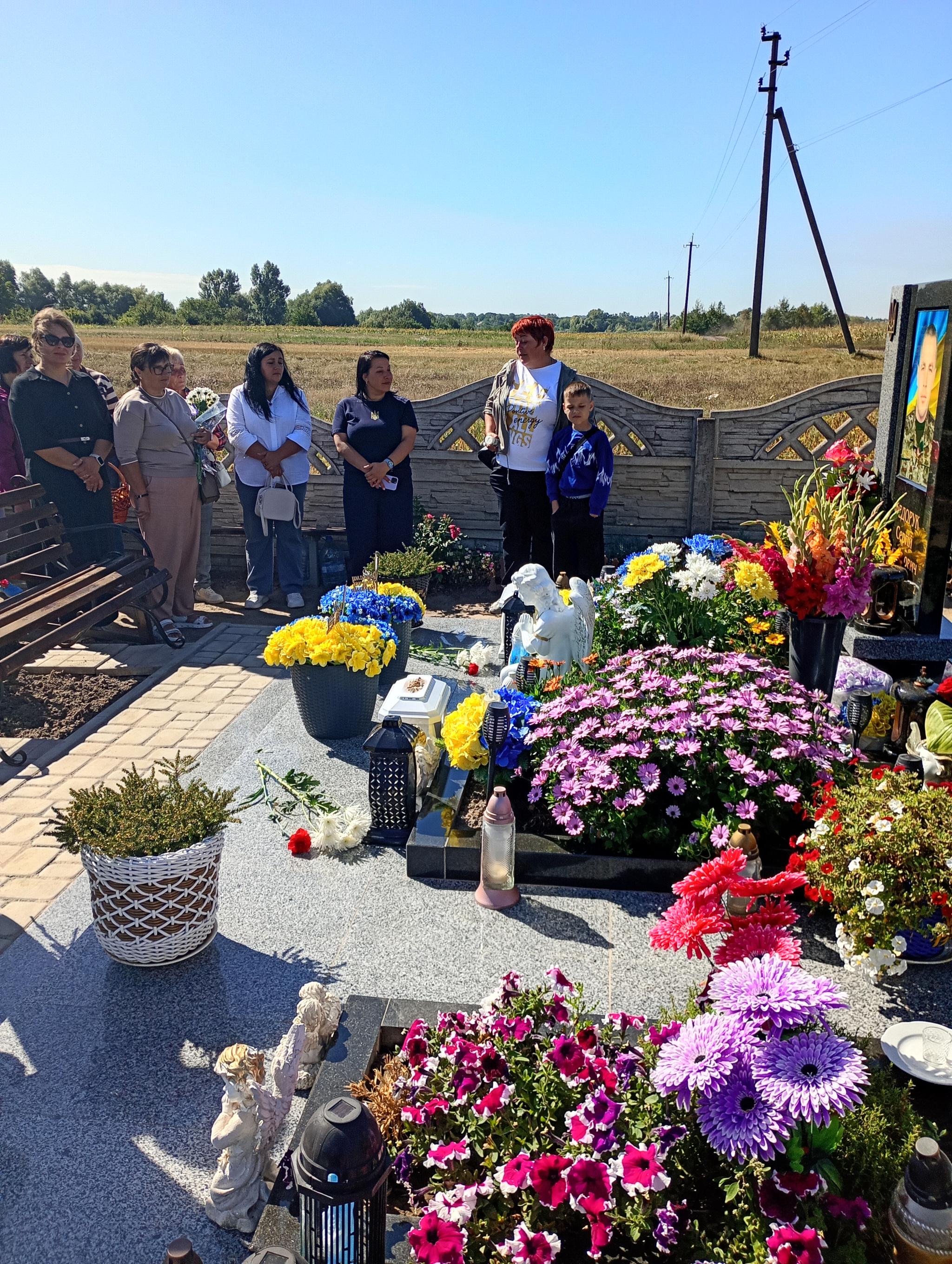 Новини Козятина - фото з Родини загиблих відвідали Героїв та обговорили наступні заходи