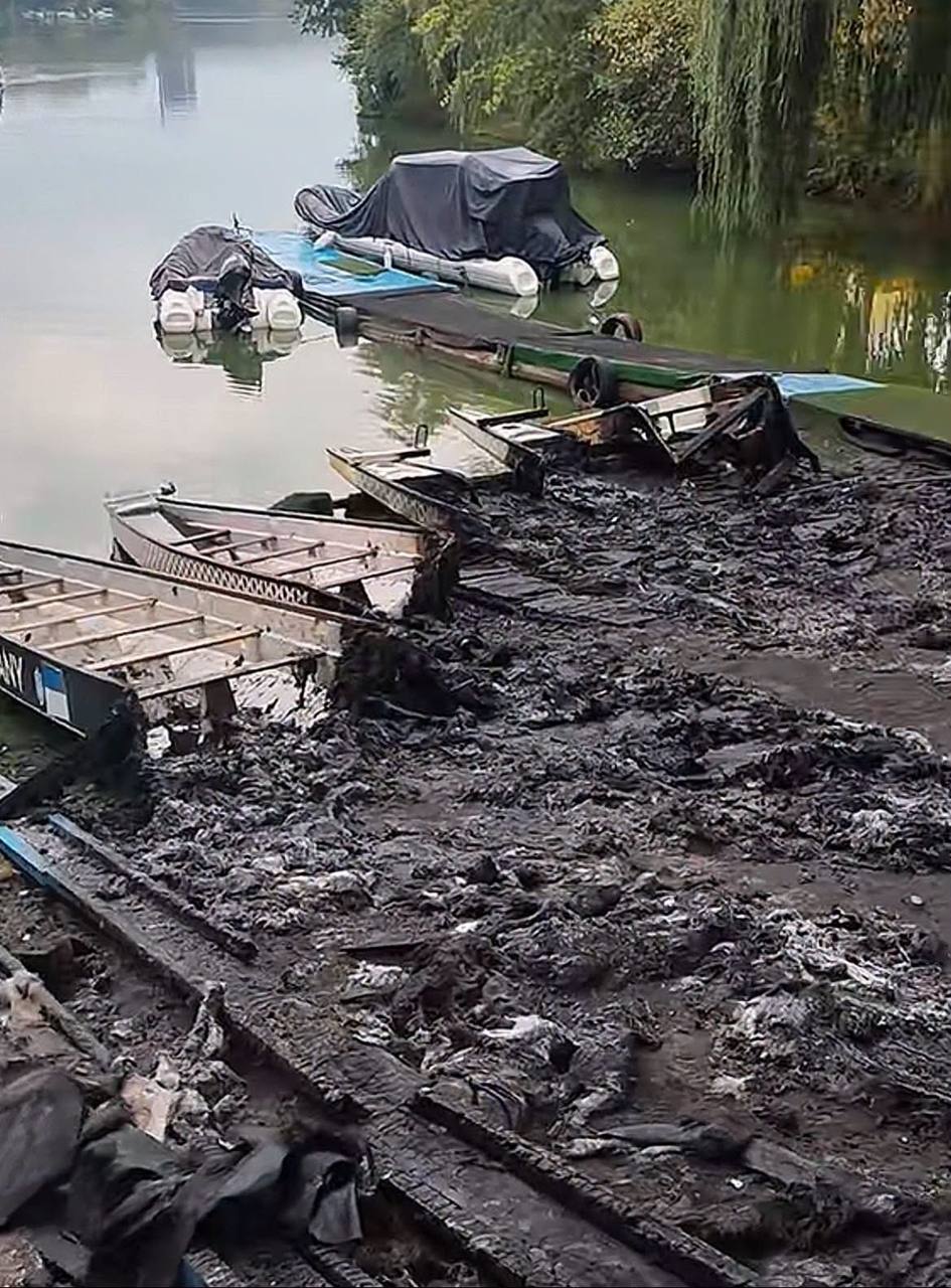 Новини Житомира - фото з Нічний підпал у Гідропарку Житомира: знищено човни «Дракон». ВІДЕО