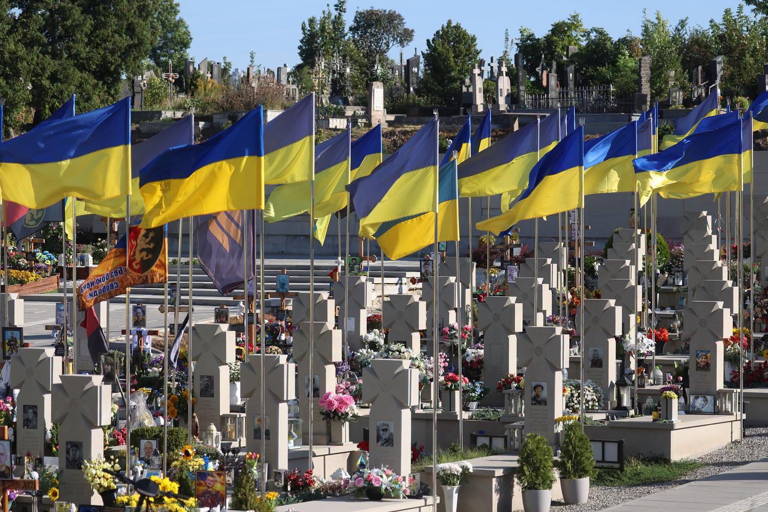 Новини Тернополя - фото з У День пам'яті на Пантеоні Героїв Микулинецького кладовища молились за полеглих захисників