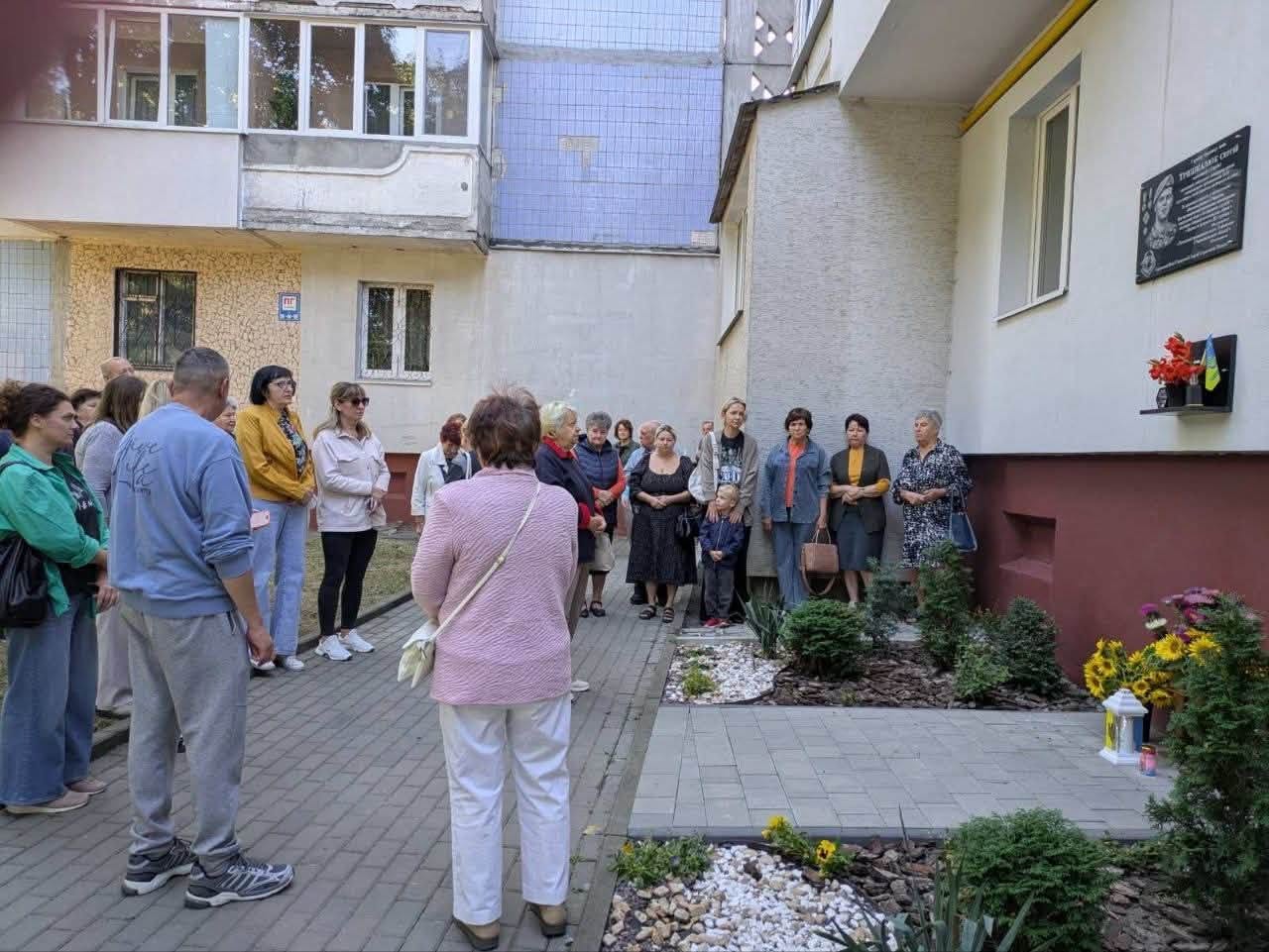 Новини Тернополя - фото з Тернополяни започаткували традицію молитви у дворах в пам'ять про Героїв