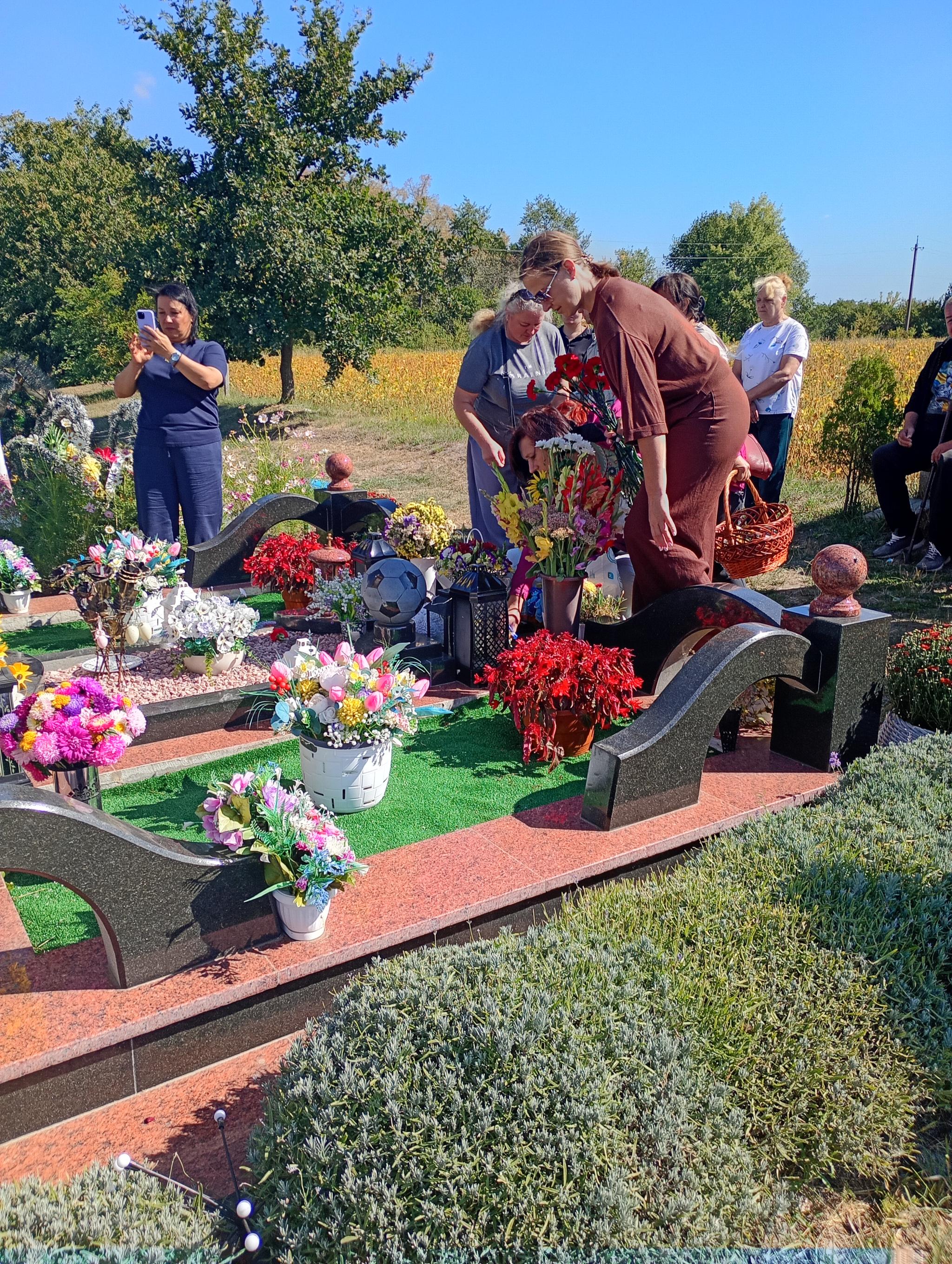 Новини Козятина - фото з Родини загиблих відвідали Героїв та обговорили наступні заходи