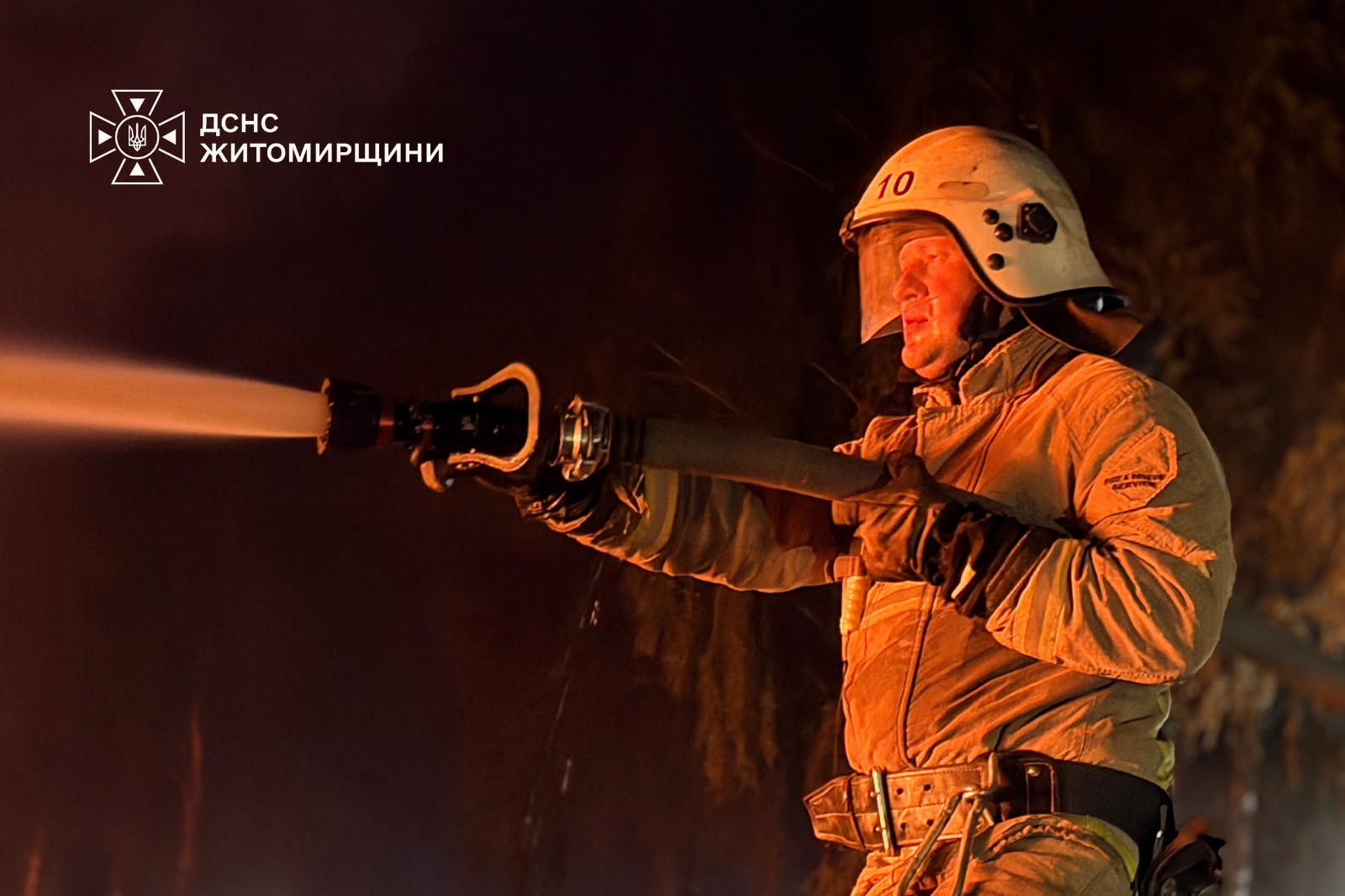 Новини Житомира - фото з Рятувальники ліквідовували пожежу, що виникла після ворожої атаки на Житомирщину