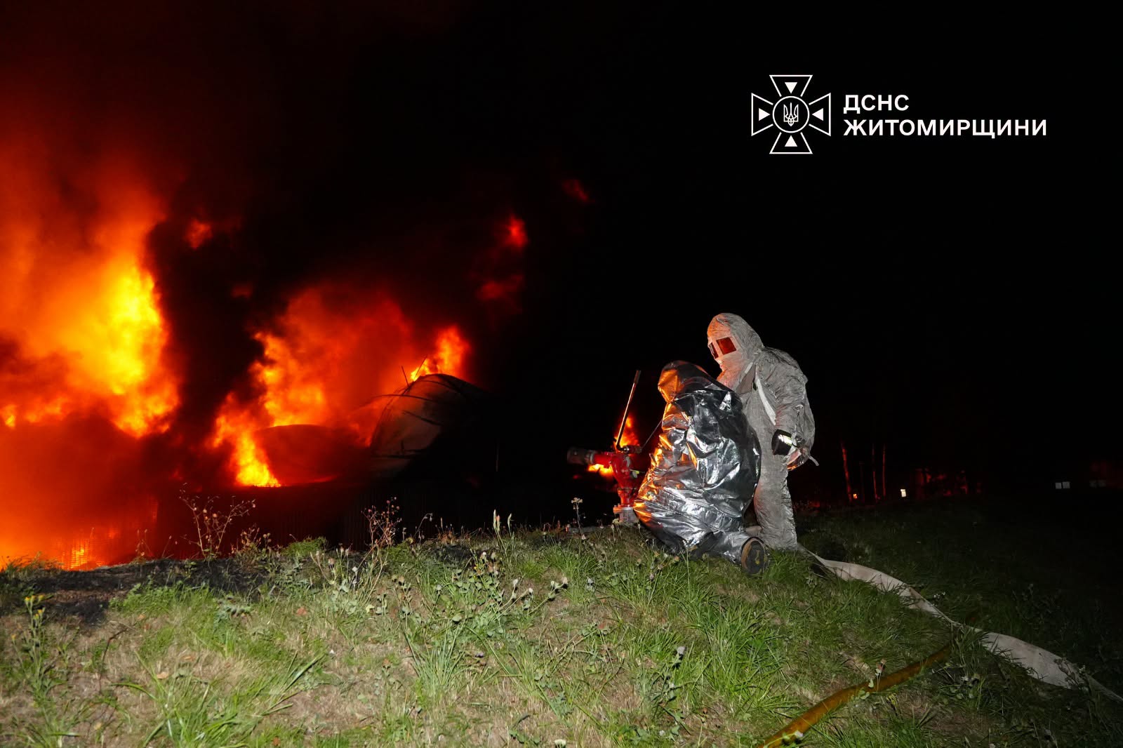 Новини Житомира - фото з Рятувальники ліквідовували пожежу, що виникла після ворожої атаки на Житомирщину