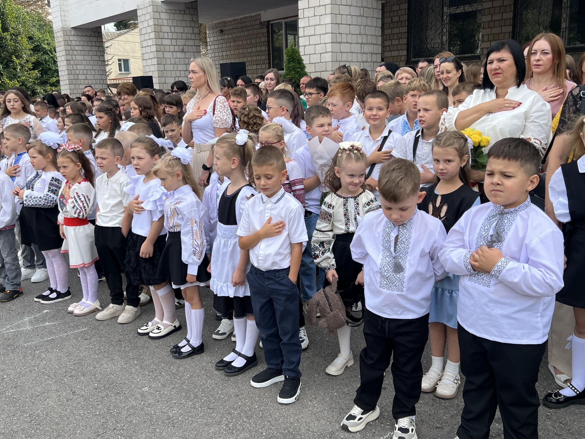 Новини Вінниці - фото з Нова шкільна історія для майже двох тисяч учнів: як у Вінницькому ліцеї № 27 зустріли День знань