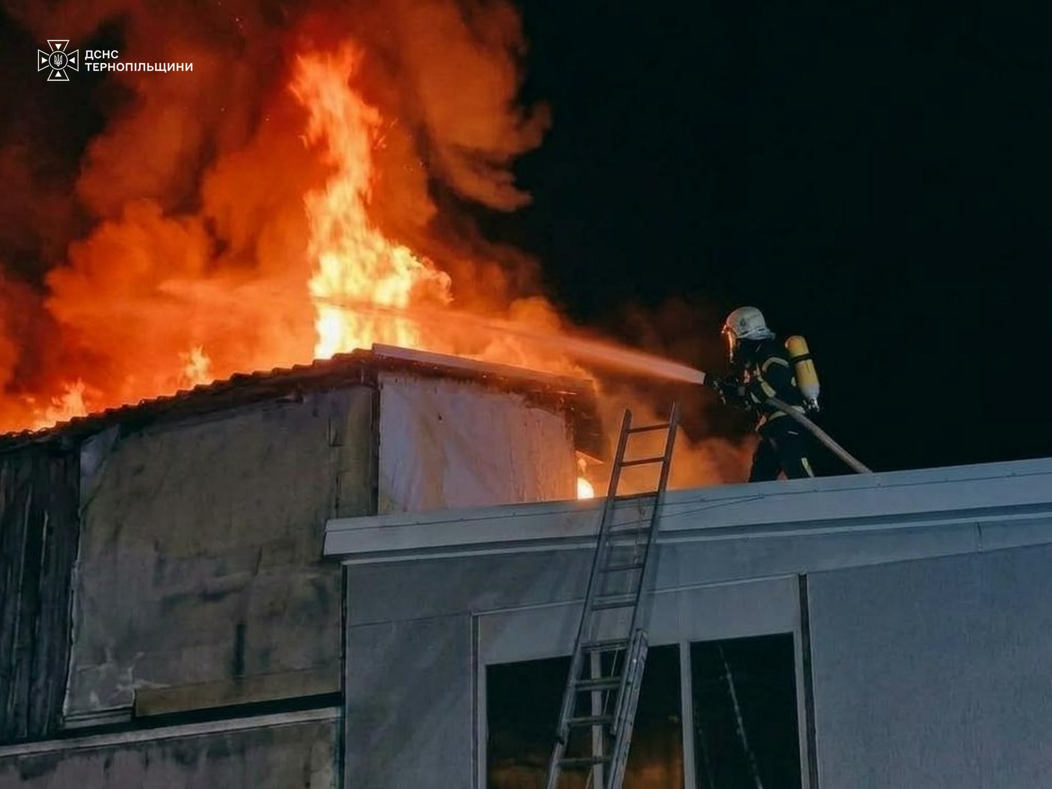 Поблизу Тернополя горів склад: вогонь охопив 700 м²