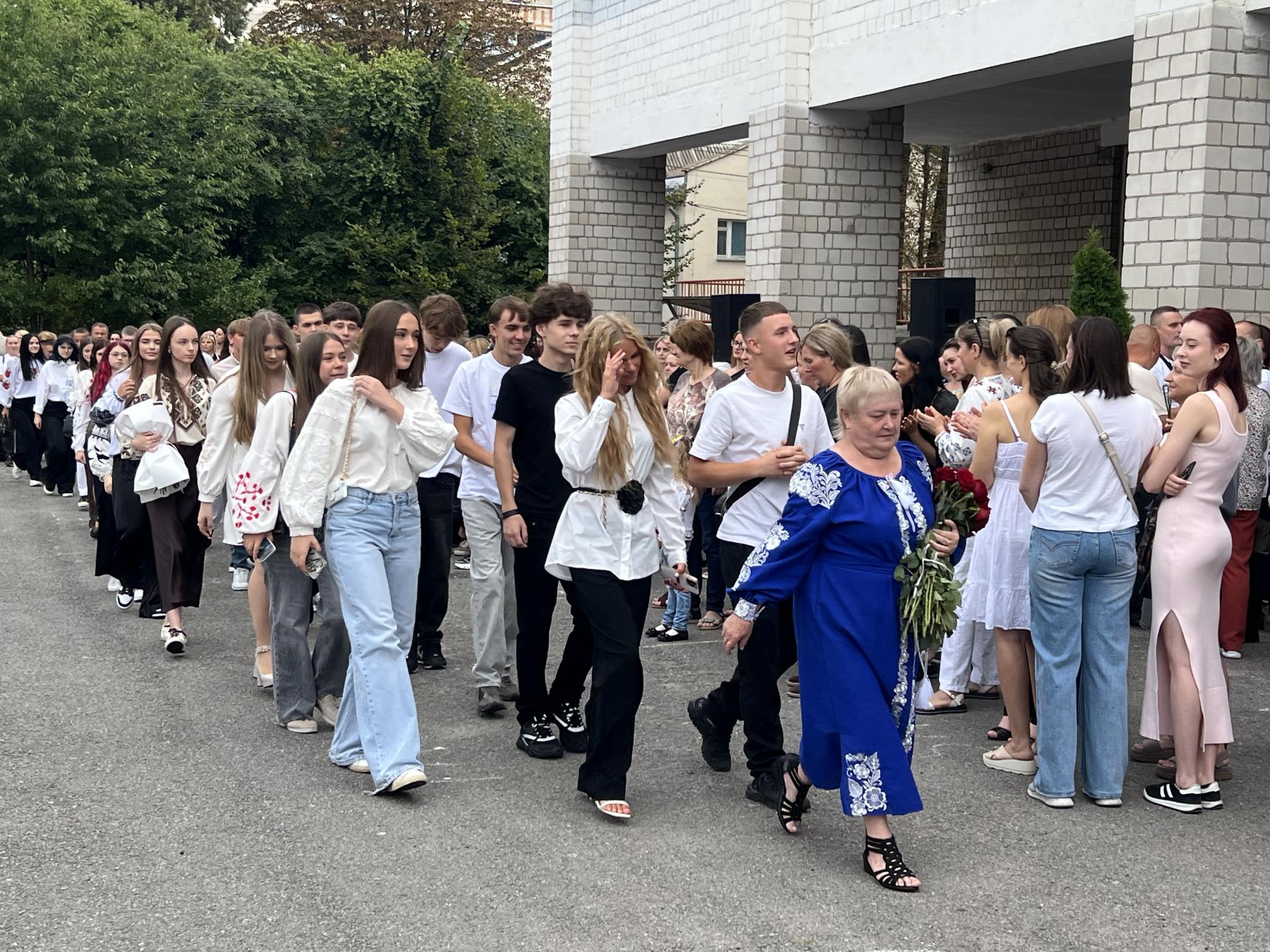 Новини Вінниці - фото з Нова шкільна історія для майже двох тисяч учнів: як у Вінницькому ліцеї № 27 зустріли День знань