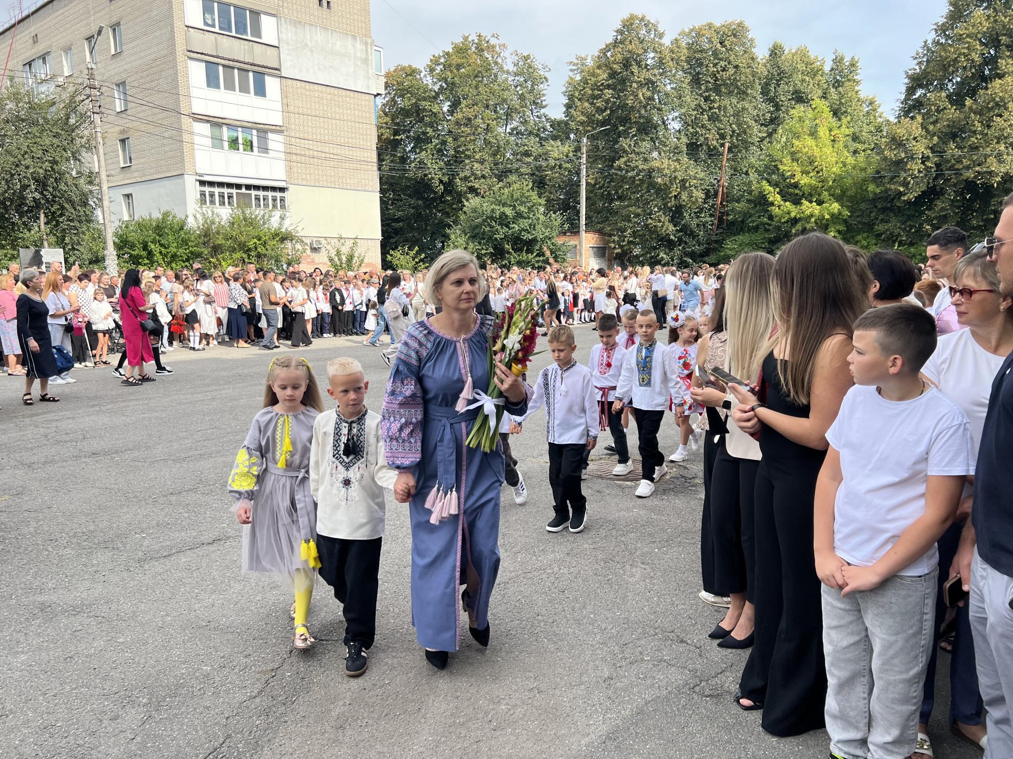 Новини Вінниці - фото з Нова шкільна історія для майже двох тисяч учнів: як у Вінницькому ліцеї № 27 зустріли День знань
