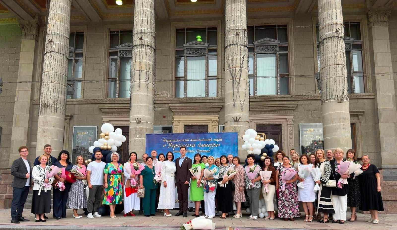 Новини Тернополя - фото з День знань у серці Тернополя: ліцеїсти «Української гімназії ім. Франка» розпочали новий навчальний рік