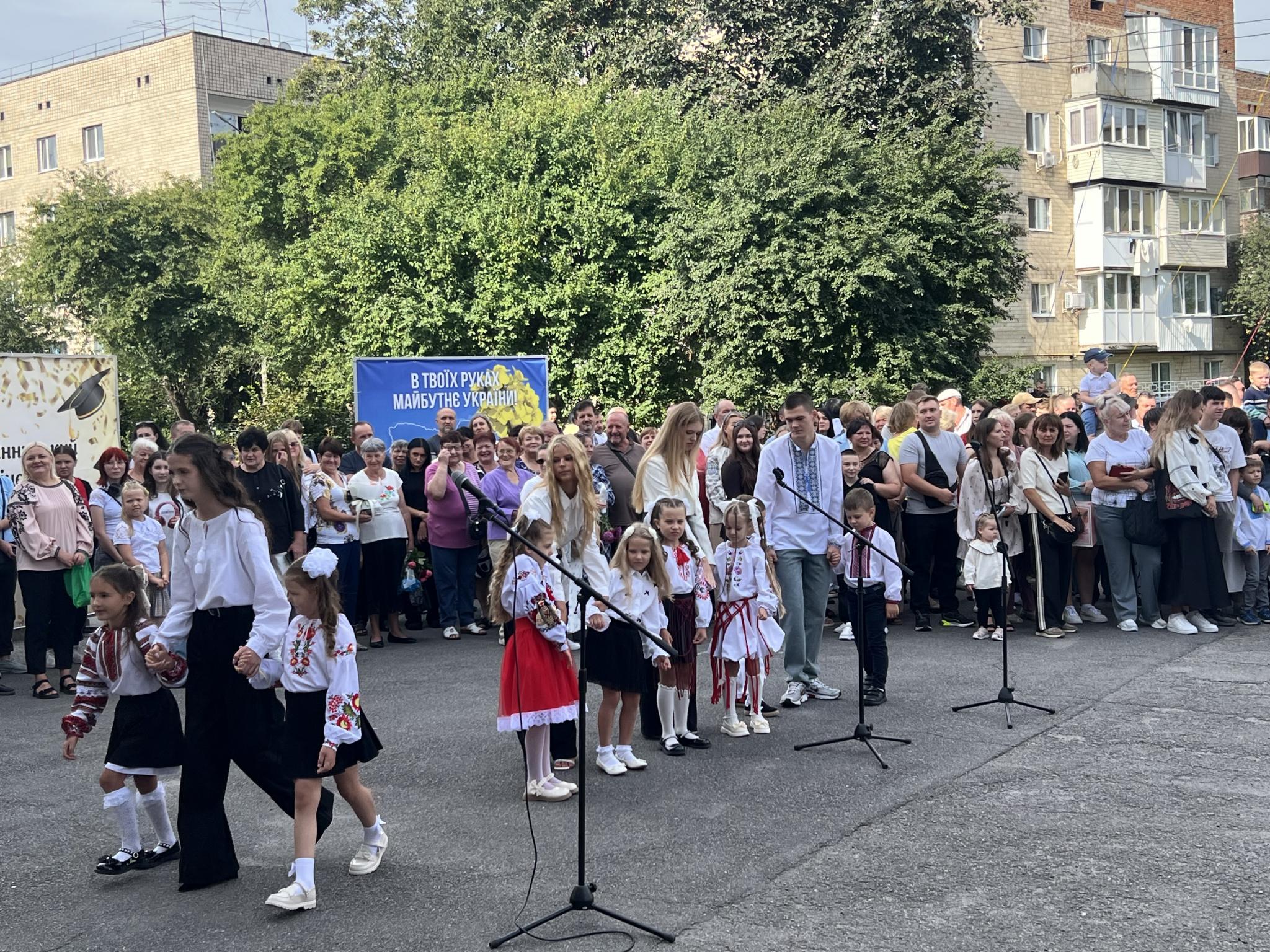 Новини Вінниці - фото з Нова шкільна історія для майже двох тисяч учнів: як у Вінницькому ліцеї № 27 зустріли День знань