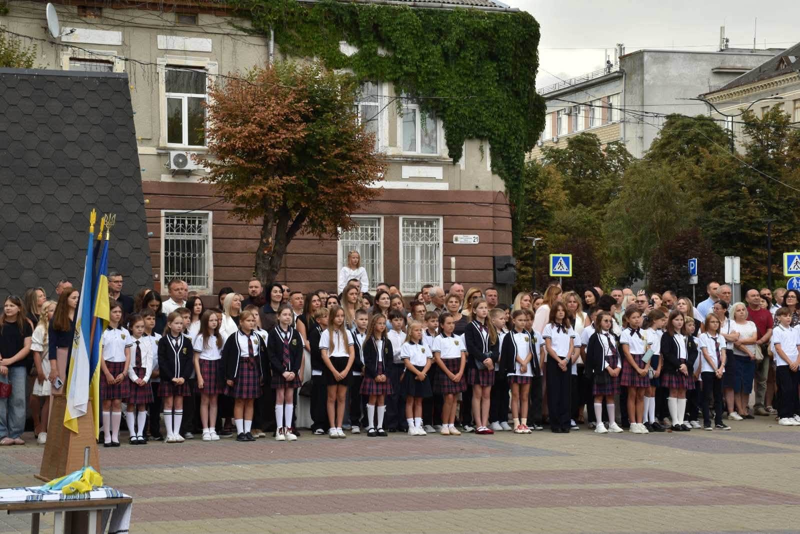 Новини Тернополя - фото з День знань у серці Тернополя: ліцеїсти «Української гімназії ім. Франка» розпочали новий навчальний рік