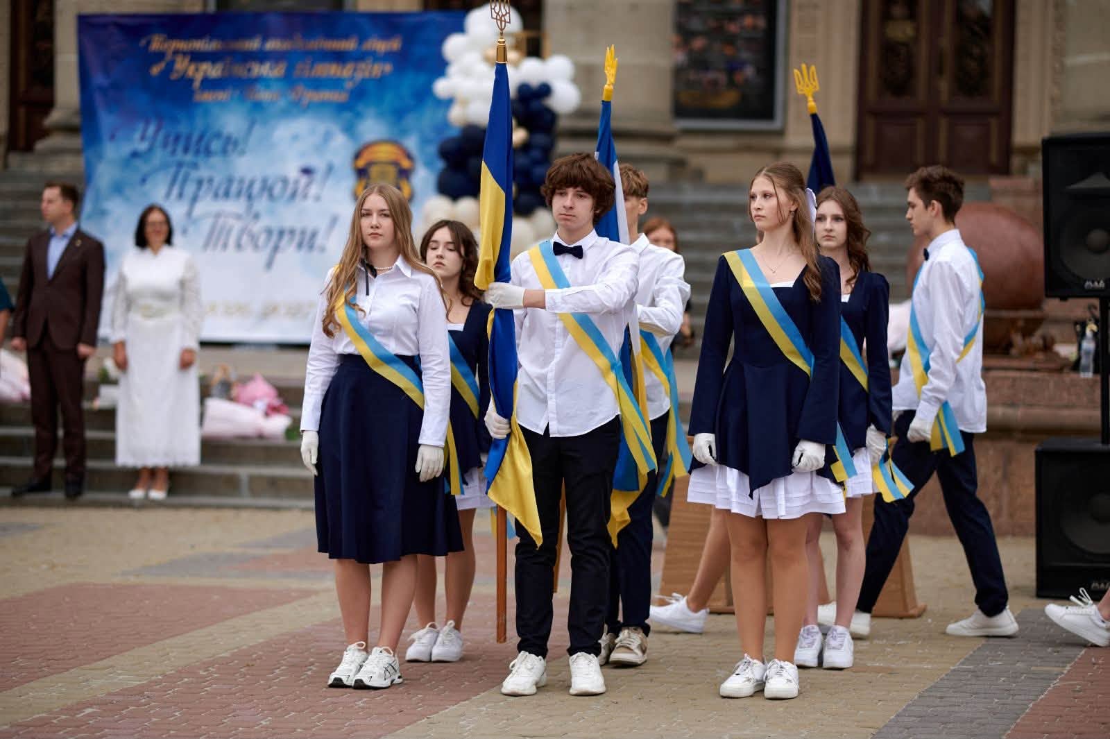 Новини Тернополя - фото з День знань у серці Тернополя: ліцеїсти «Української гімназії ім. Франка» розпочали новий навчальний рік