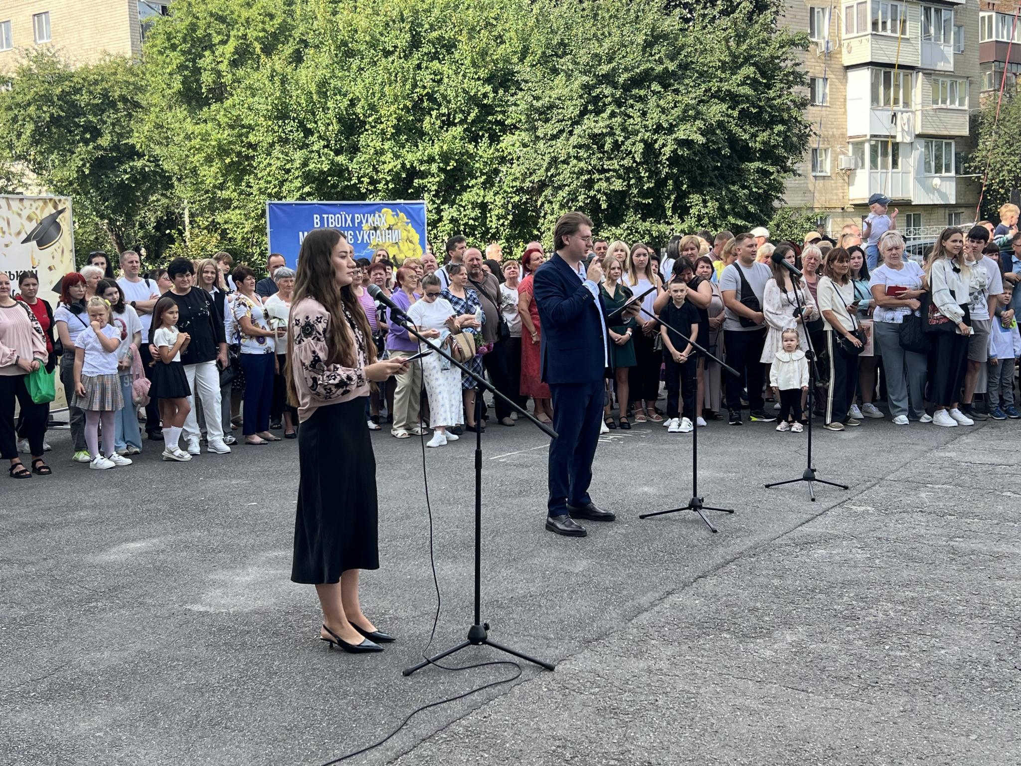 Новини Вінниці - фото з Нова шкільна історія для майже двох тисяч учнів: як у Вінницькому ліцеї № 27 зустріли День знань