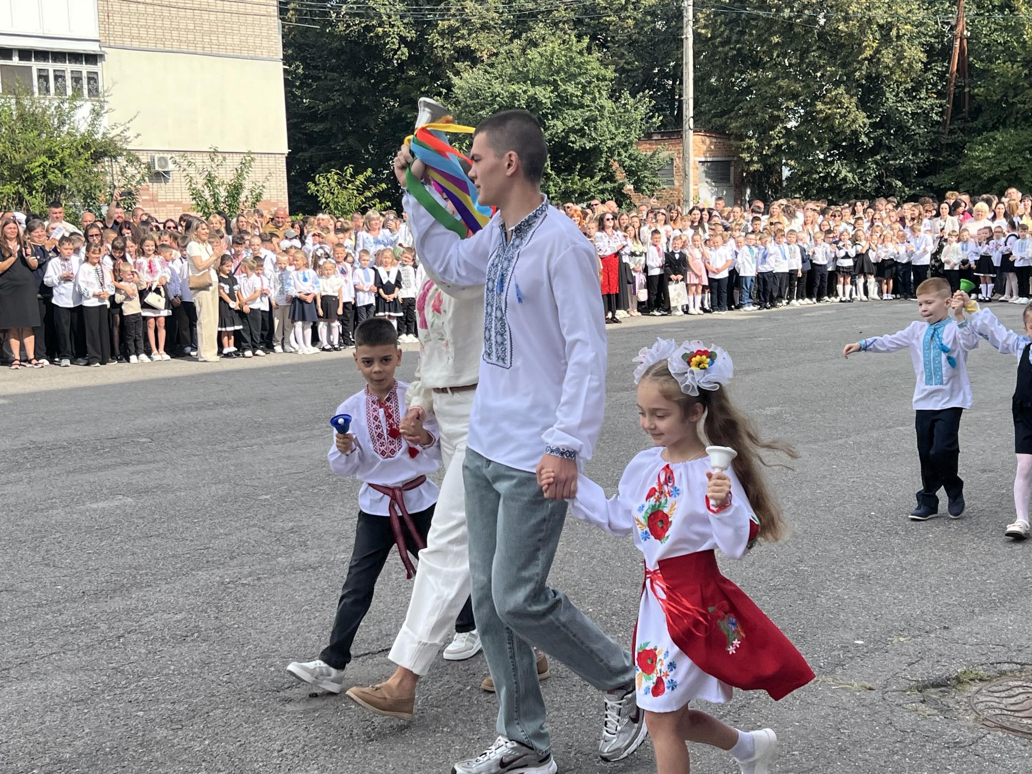 Новини Вінниці - фото з Нова шкільна історія для майже двох тисяч учнів: як у Вінницькому ліцеї № 27 зустріли День знань