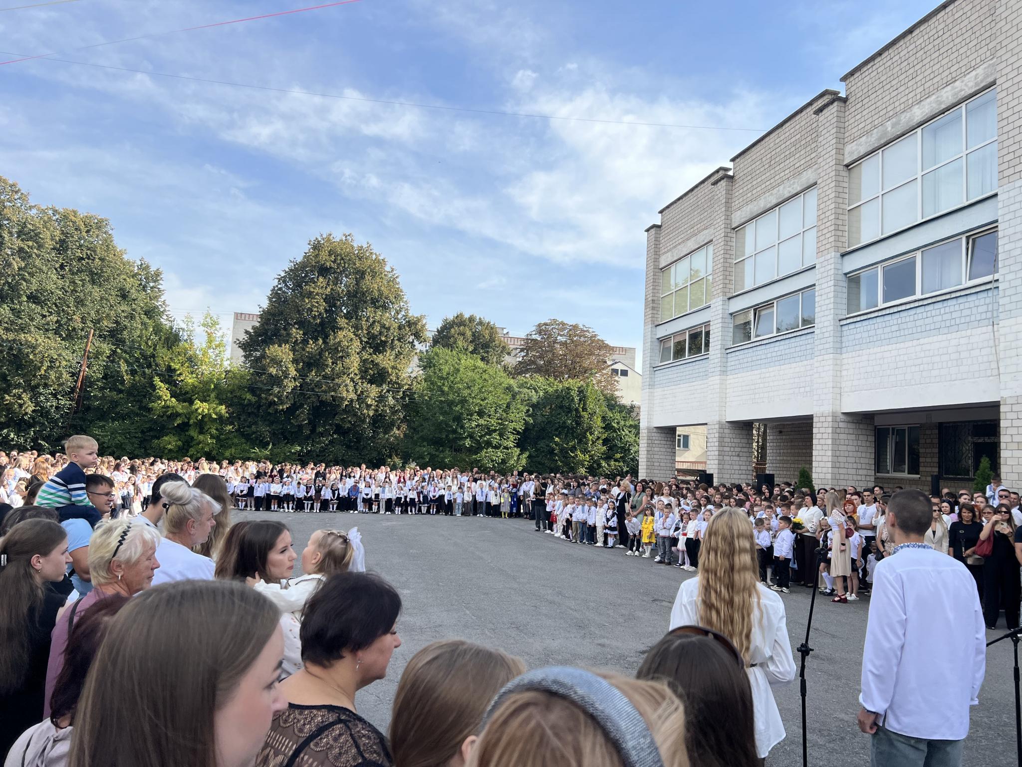 Новини Вінниці - фото з Нова шкільна історія для майже двох тисяч учнів: як у Вінницькому ліцеї № 27 зустріли День знань