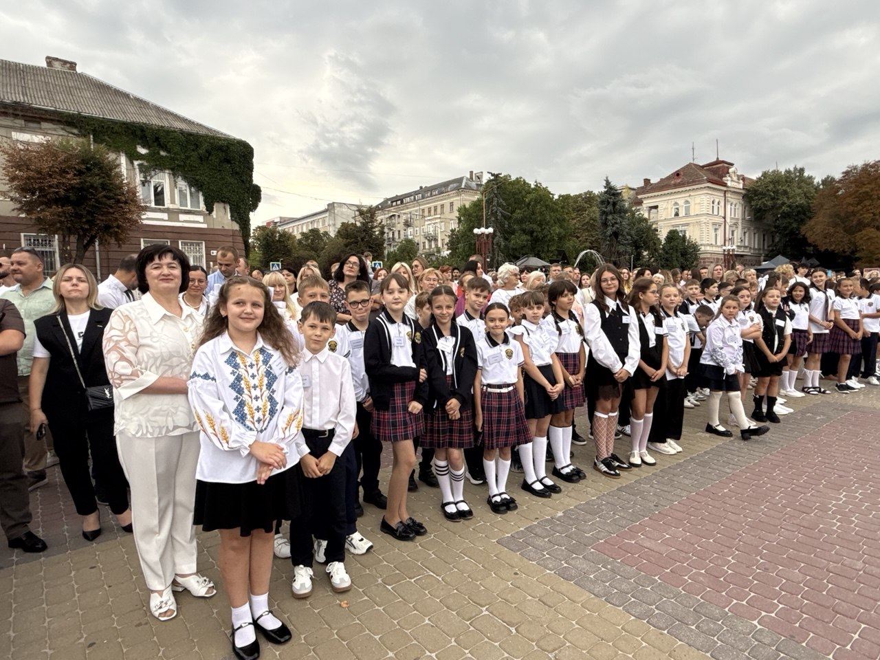 Новини Тернополя - фото з День знань у серці Тернополя: ліцеїсти «Української гімназії ім. Франка» розпочали новий навчальний рік