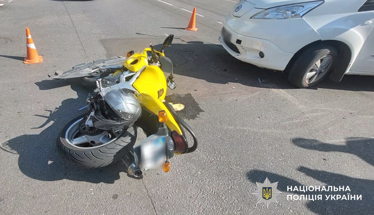 Новини Житомира - фото з У Житомирі в ДТП на вул. Покровській травми отримав 17-річний мотоцикліст