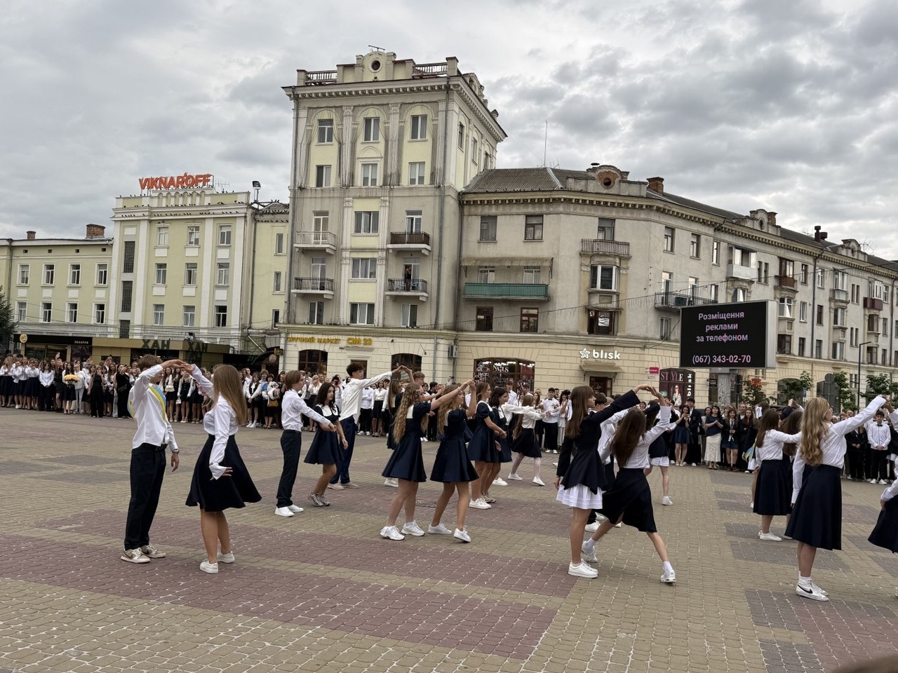 Новини Тернополя - фото з День знань у серці Тернополя: ліцеїсти «Української гімназії ім. Франка» розпочали новий навчальний рік
