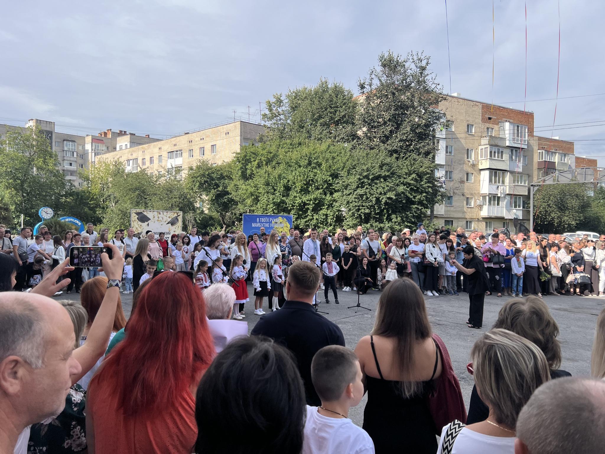 Новини Вінниці - фото з Нова шкільна історія для майже двох тисяч учнів: як у Вінницькому ліцеї № 27 зустріли День знань