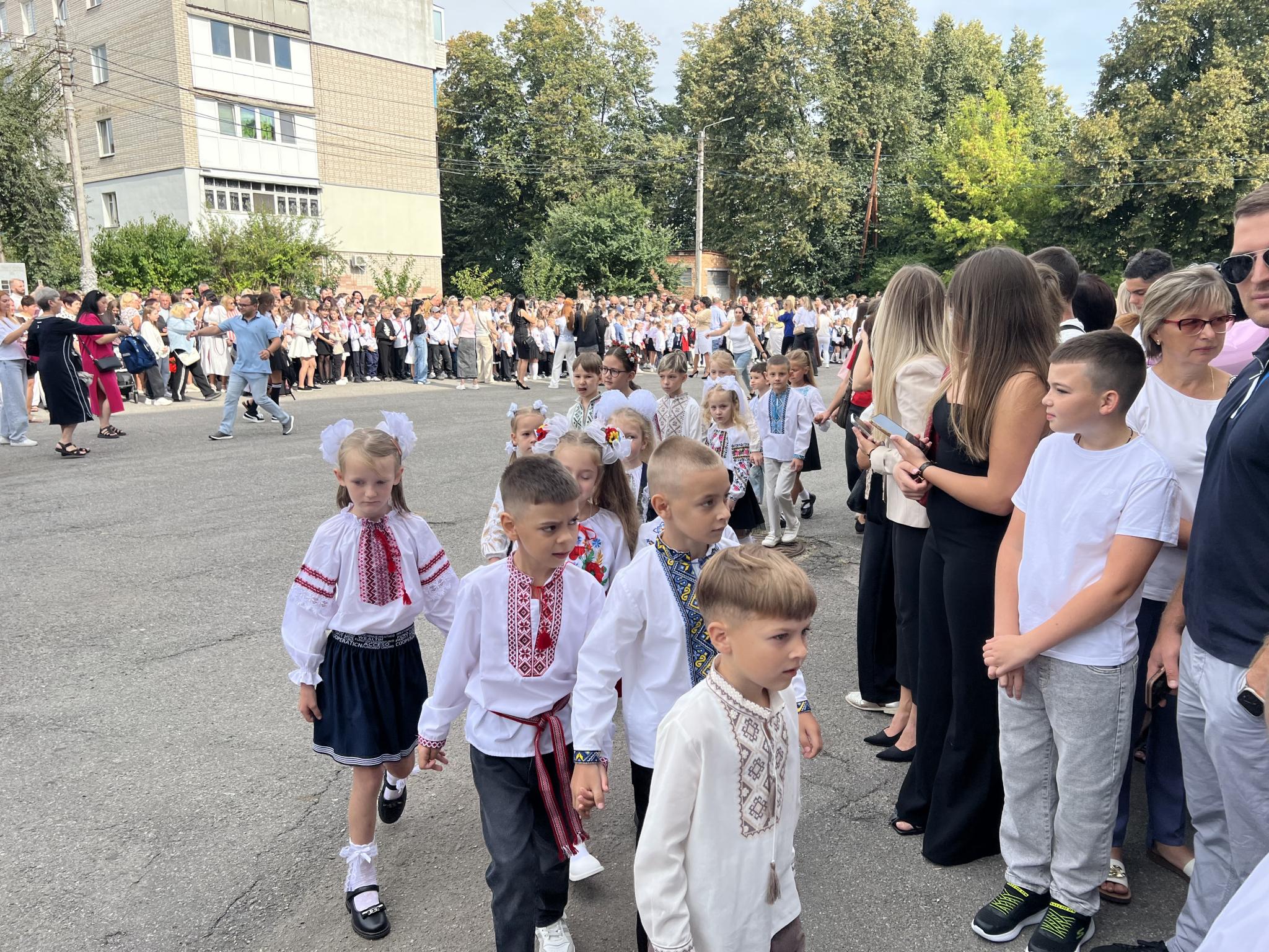 Новини Вінниці - фото з Нова шкільна історія для майже двох тисяч учнів: як у Вінницькому ліцеї № 27 зустріли День знань