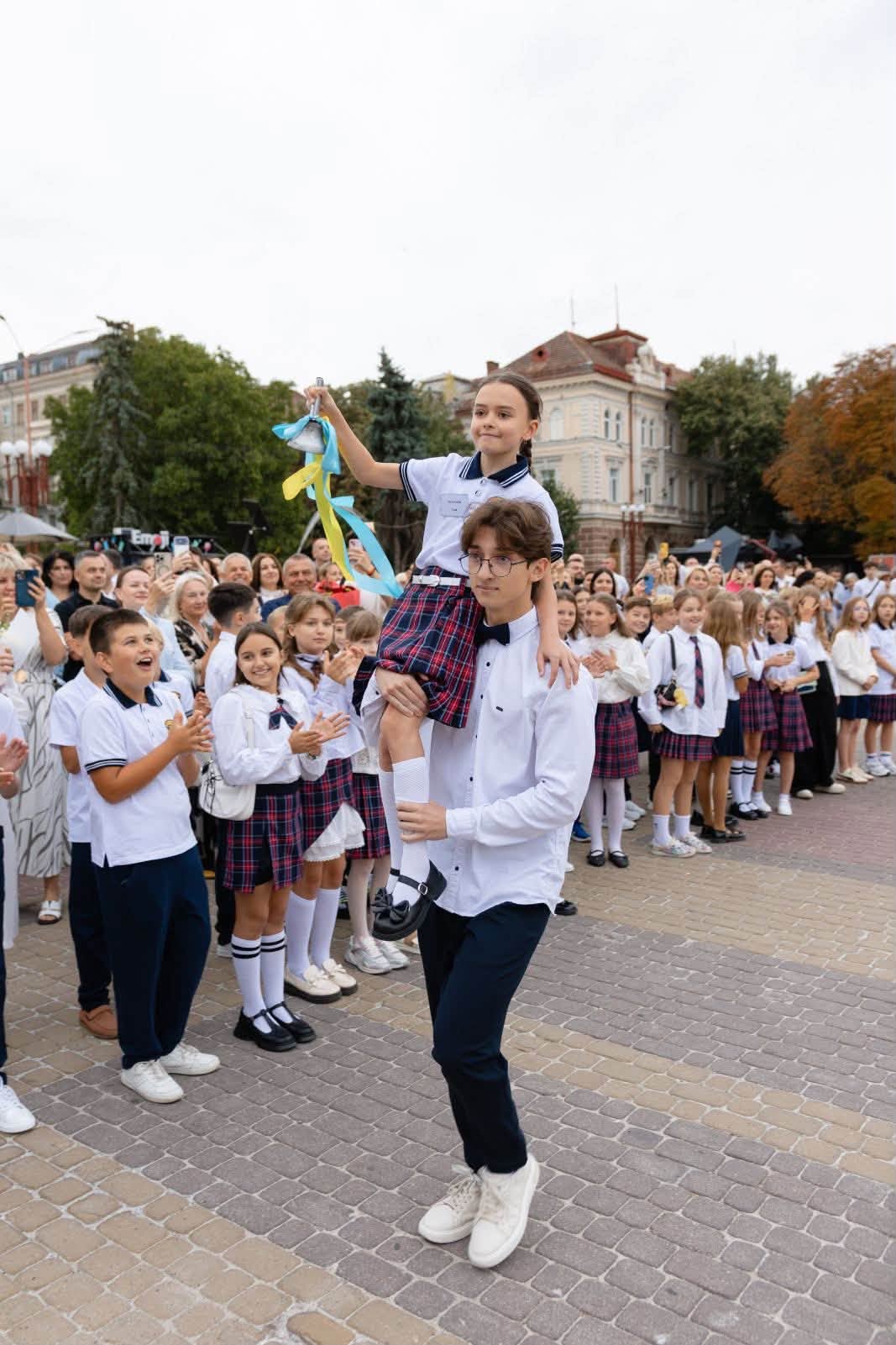 Новини Тернополя - фото з День знань у серці Тернополя: ліцеїсти «Української гімназії ім. Франка» розпочали новий навчальний рік