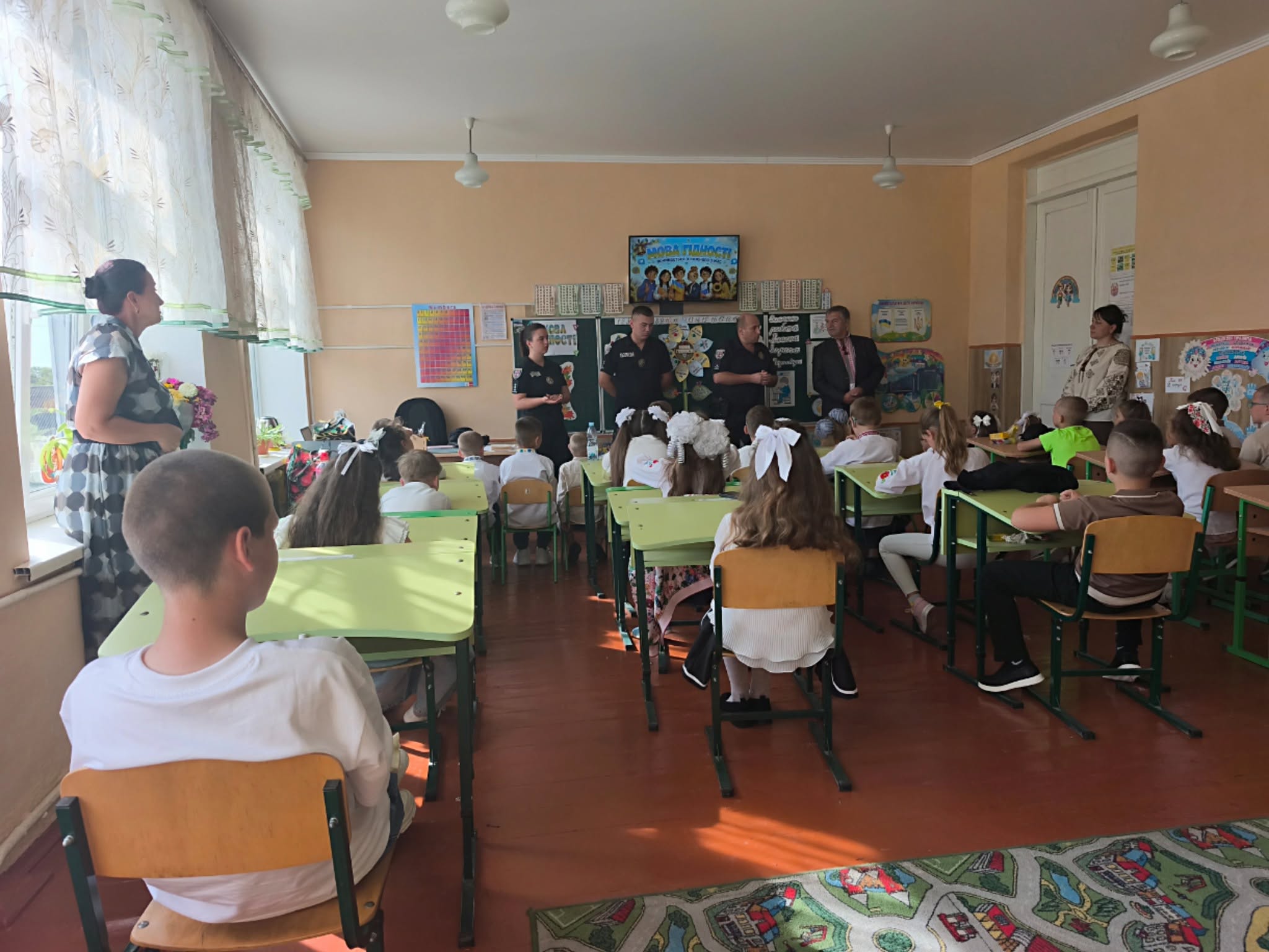 Новини Козятина - фото з У День знань козятинські поліцейські нагадали дітям про безпеку та проявили турботу