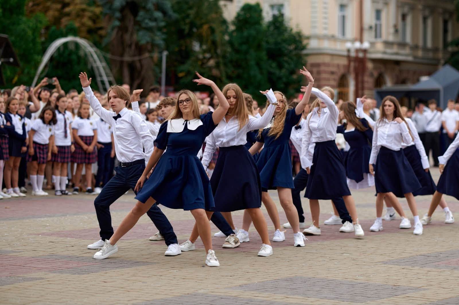 Новини Тернополя - фото з День знань у серці Тернополя: ліцеїсти «Української гімназії ім. Франка» розпочали новий навчальний рік