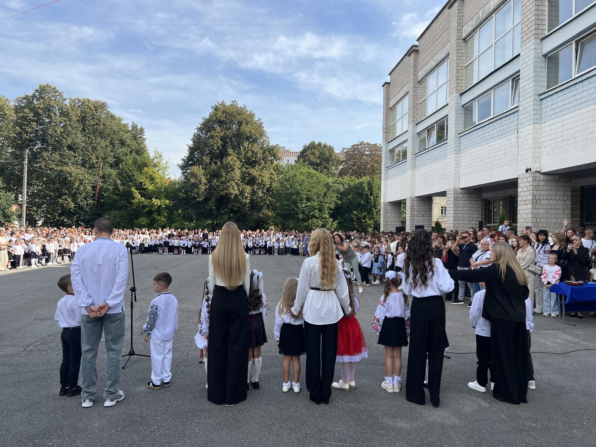 Новини Вінниці - фото з Нова шкільна історія для майже двох тисяч учнів: як у Вінницькому ліцеї № 27 зустріли День знань