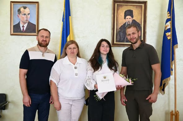 Новини Тернополя - фото з 50 тисяч кексів заради Перемоги: історія 8-класниці з Тернополя, яка волонтерить кілька років