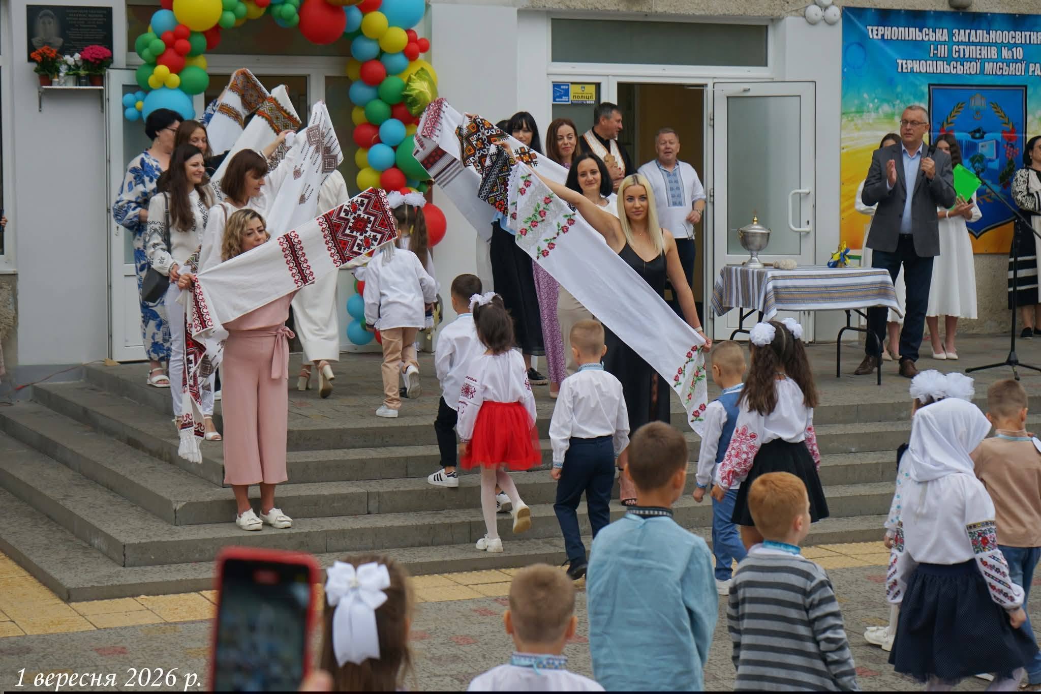 Новини Тернополя - фото з З креативом і традиціями: ТОП-10 фото з Дня знань у соцмережах