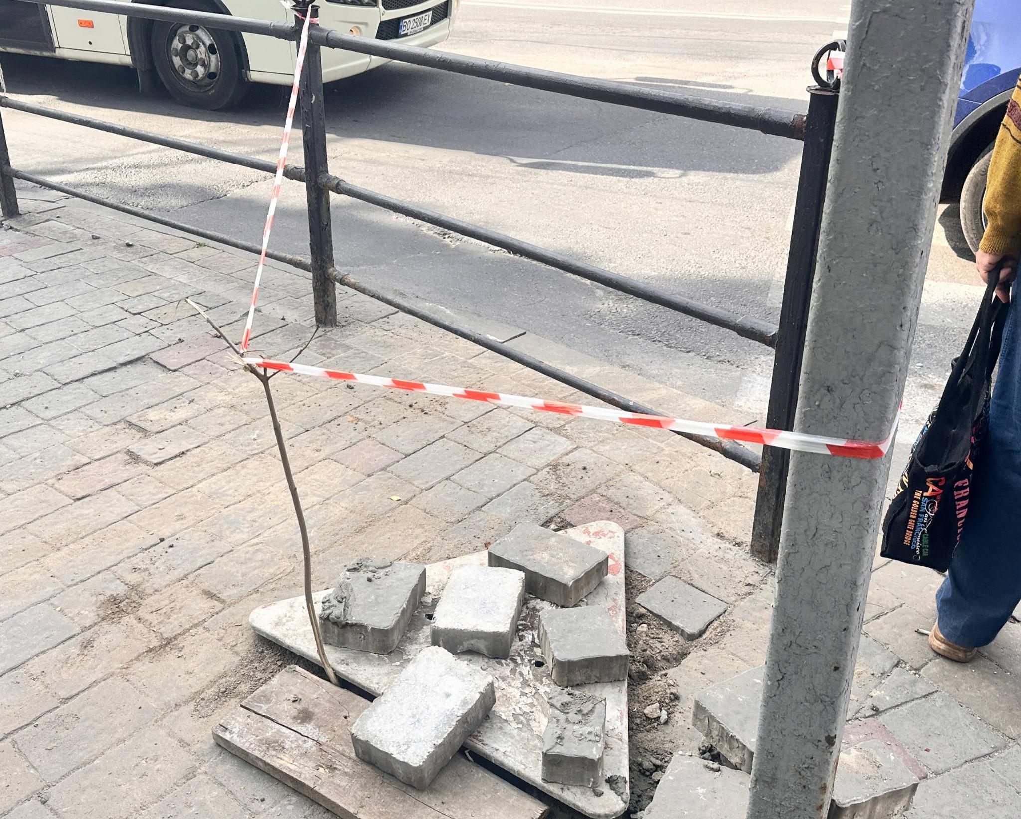 Новини Тернополя - фото з Обгородили стрічками тротуари на Острозького: що там роблять