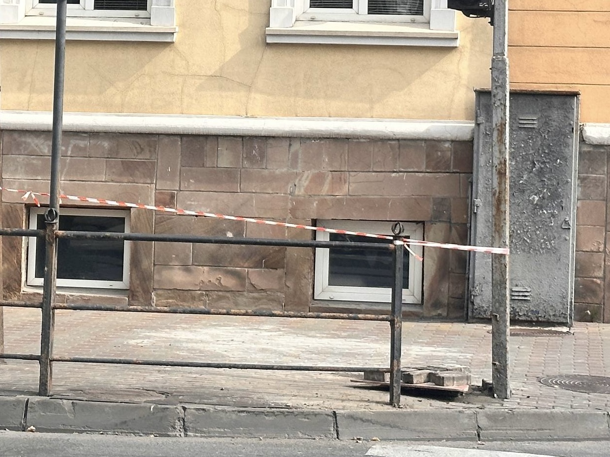 Новини Тернополя - фото з Обгородили стрічками тротуари на Острозького: що там роблять