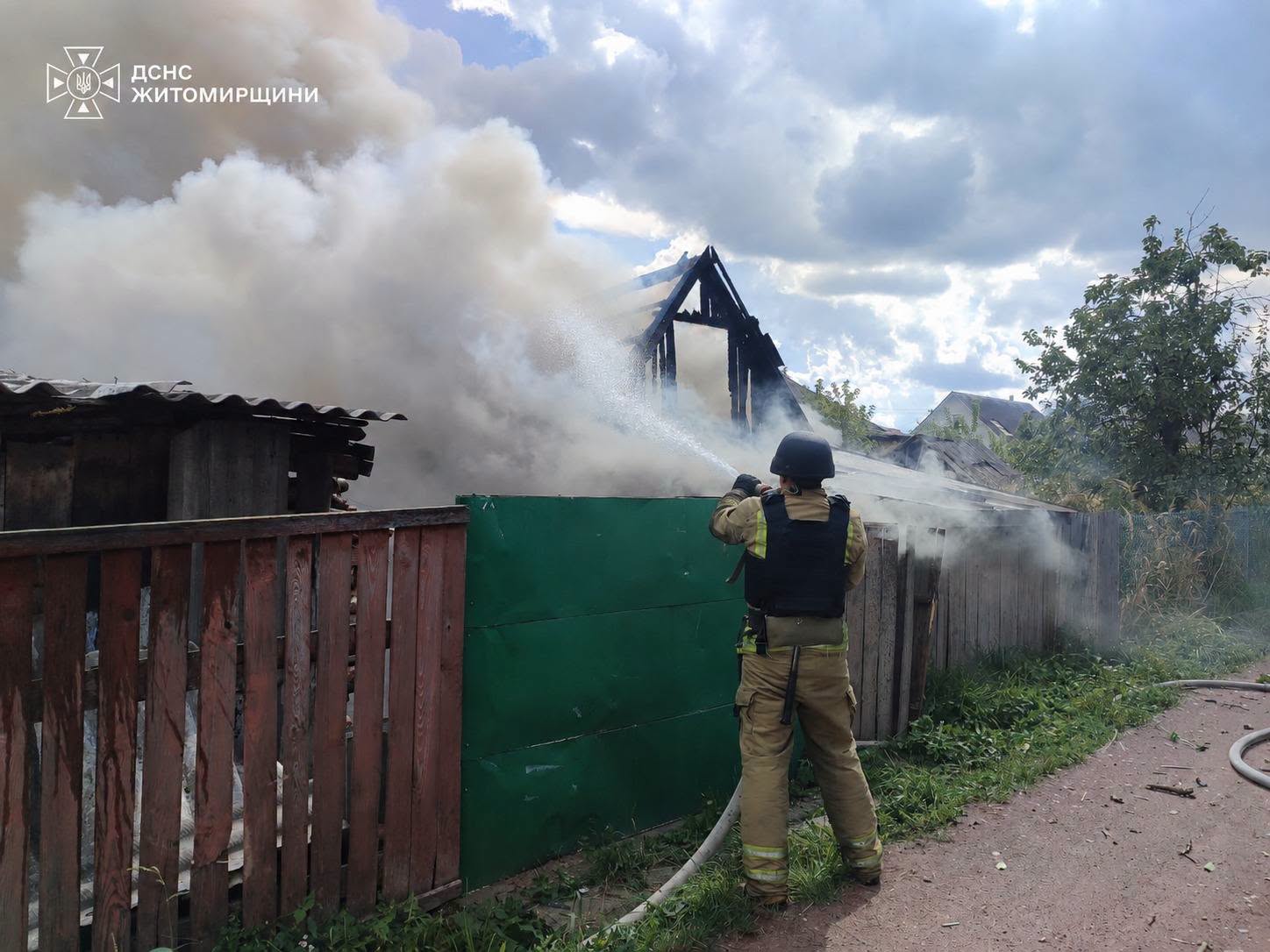 Новини Житомира - фото з Рятувальники ліквідували пожежу в приватному домоволодінні в Овруцькій громаді, що сталася через російський обстріл