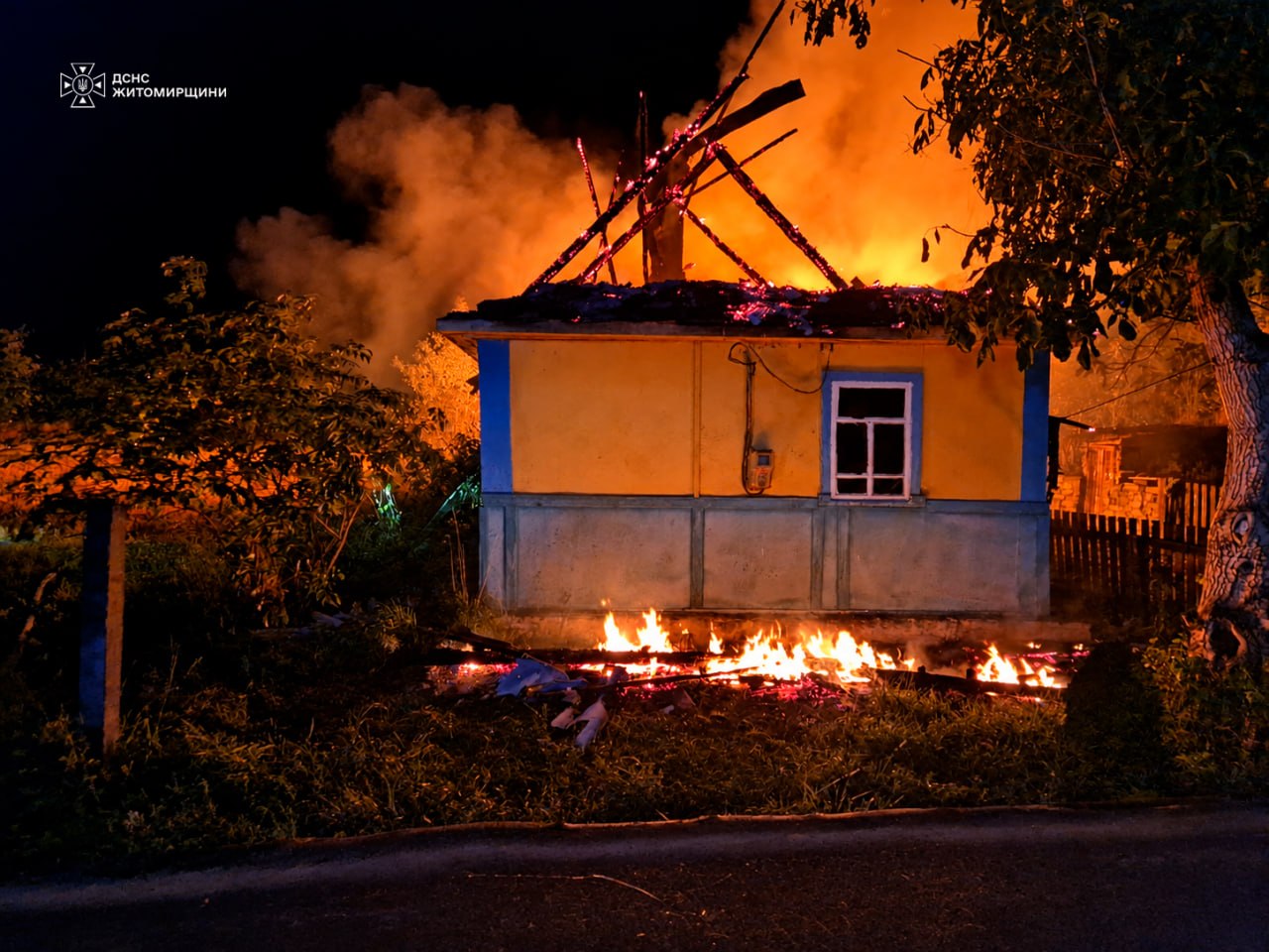 Новини Житомира - фото з Під час пожежі у селі Житомирського району вогнем знищено господарську будівля і покрівлю на будинку