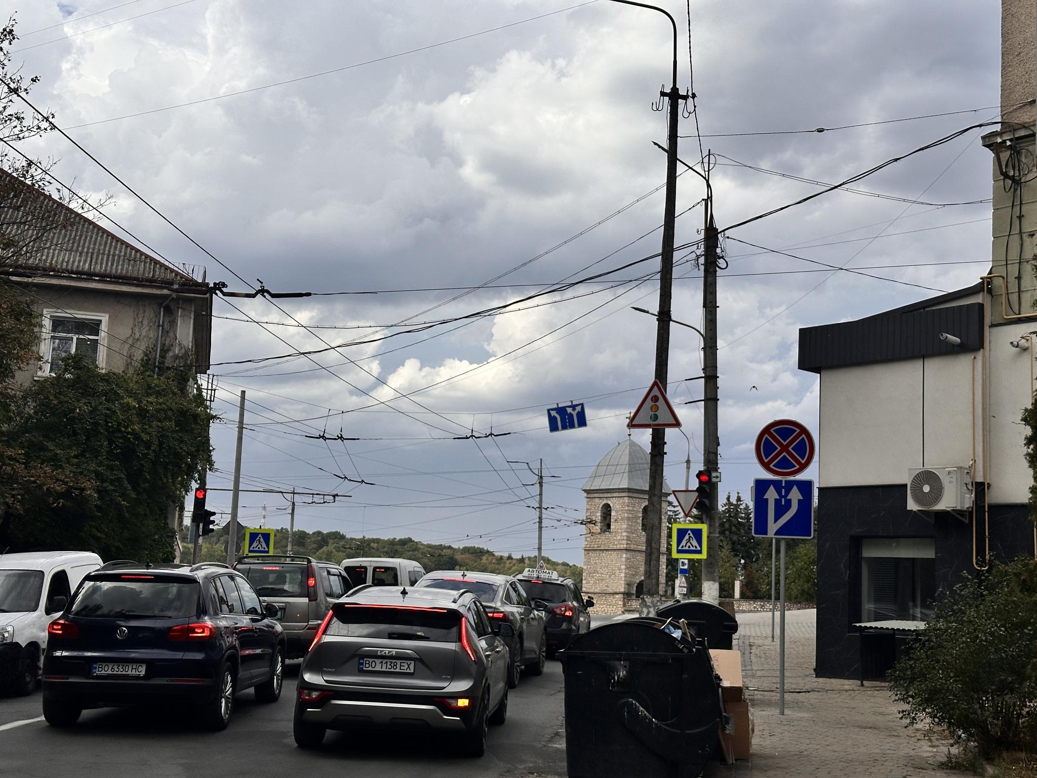 Новини Тернополя - фото з На Дамбі встановили камери: читачі звернули увагу на відсутність знака для водіїв з боку Торговиці