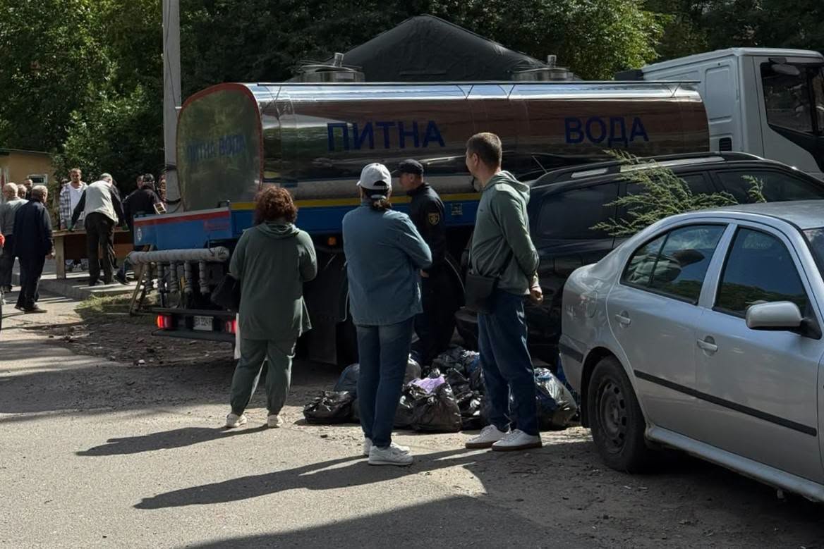 Новини Хмельницького - фото з Атака на Хмельницький: на місці замінюють вікна і дах, постраждалим надають допомогу