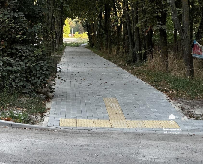 Новини Тернополя - фото з Облаштували новий тротуар біля дитячої лікарні на Сахарова