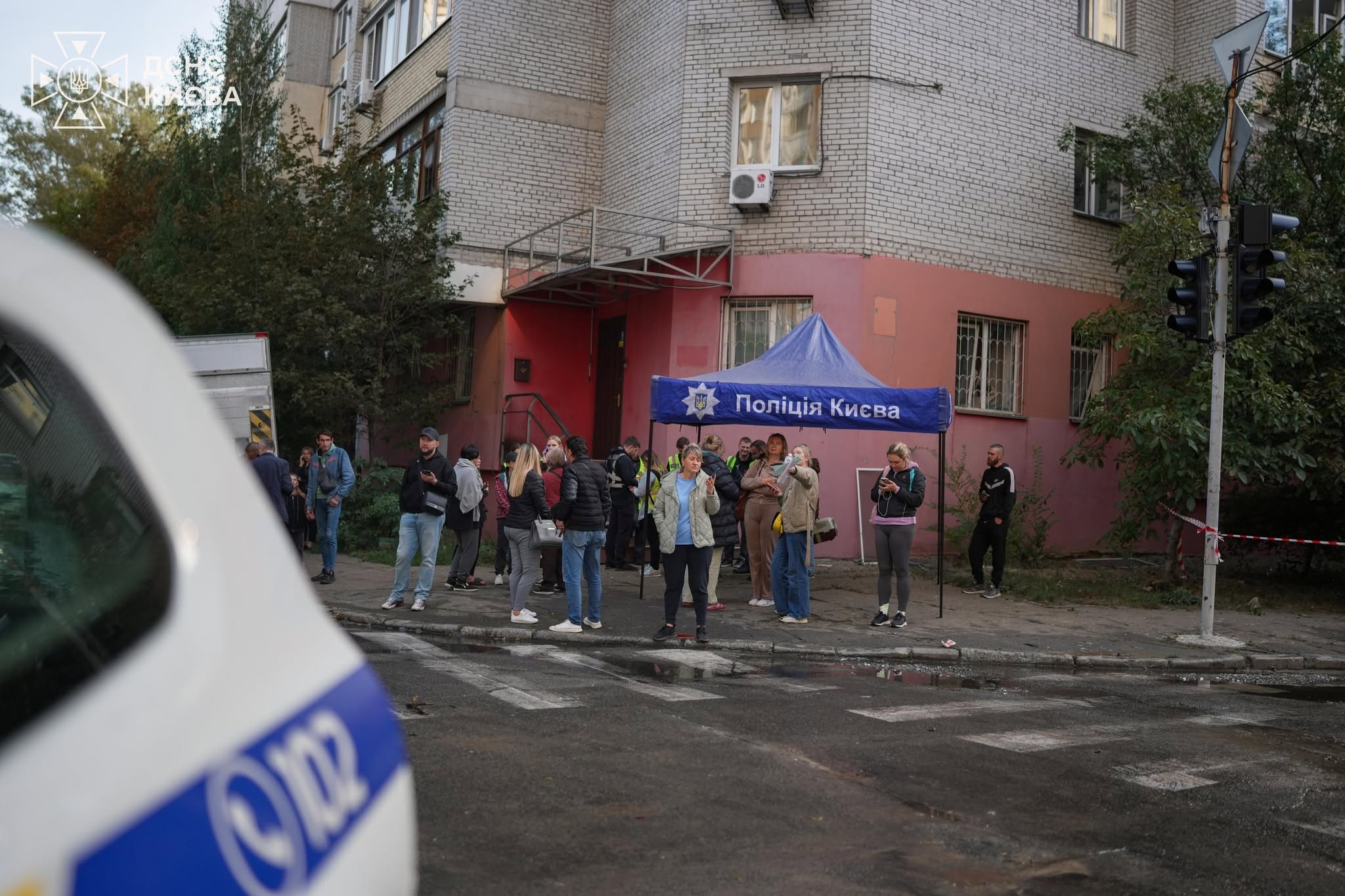 Новини Житомира - фото з Внаслідок нічного комбінованого удару по Києву пошкоджені понад пів сотні обʼєктів: житлові будинки, гуртожиток, територія школи, крамниці, АЗС, підприємство з виробництва борошна
