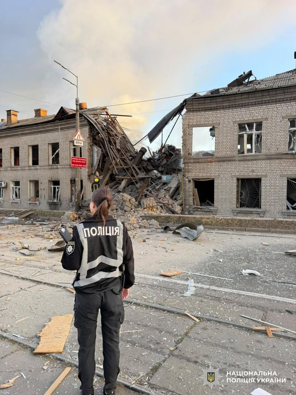 Новини Житомира - фото з Внаслідок нічного комбінованого удару по Києву пошкоджені понад пів сотні обʼєктів: житлові будинки, гуртожиток, територія школи, крамниці, АЗС, підприємство з виробництва борошна