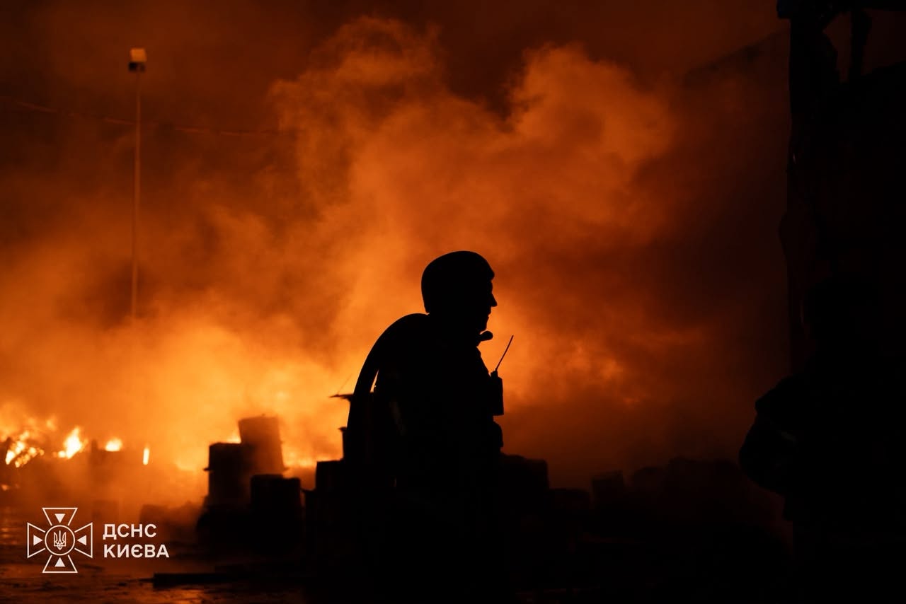 Новини Житомира - фото з Внаслідок нічного комбінованого удару по Києву пошкоджені понад пів сотні обʼєктів: житлові будинки, гуртожиток, територія школи, крамниці, АЗС, підприємство з виробництва борошна