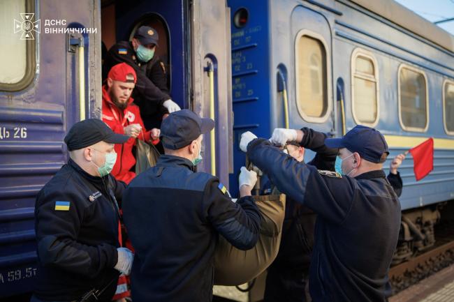 Новини Вінниці - фото з До Вінниці прибув евакуаційний потяг із Харківщини — десять людей зустріли рятувальники та медики