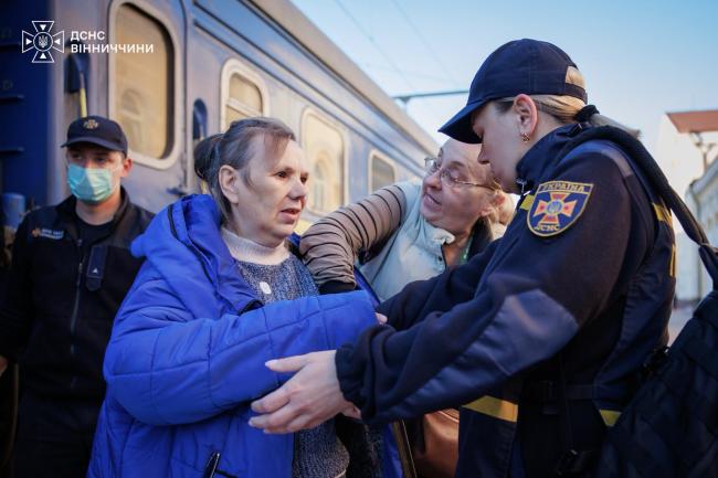 Новини Вінниці - фото з До Вінниці прибув евакуаційний потяг із Харківщини — десять людей зустріли рятувальники та медики