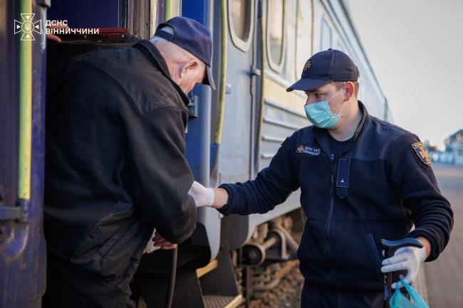 Новини Вінниці - фото з До Вінниці прибув евакуаційний потяг із Харківщини — десять людей зустріли рятувальники та медики