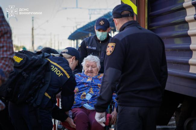 Новини Вінниці - фото з До Вінниці прибув евакуаційний потяг із Харківщини — десять людей зустріли рятувальники та медики