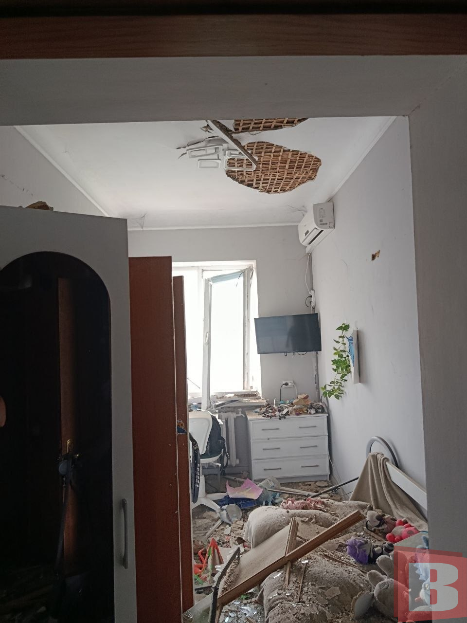 Новини Хмельницького - фото з «Дверей не було, а під вікнами горіли авто»: сім’я з Дубового залишилась без житла після атаки 5 вересня