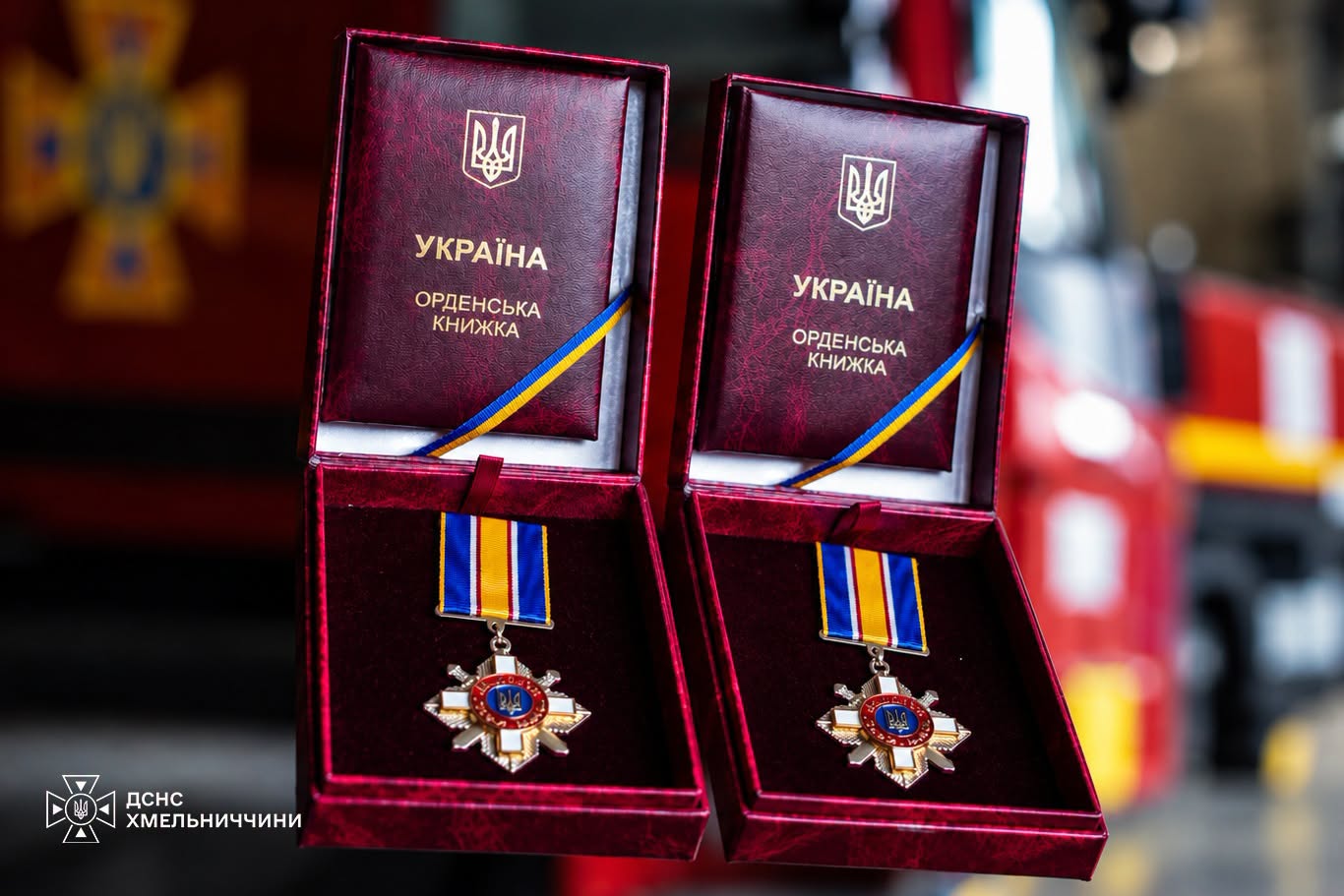 Новини Хмельницького - фото з Двох рятувальників з Хмельниччини нагородили орденами «За мужність»