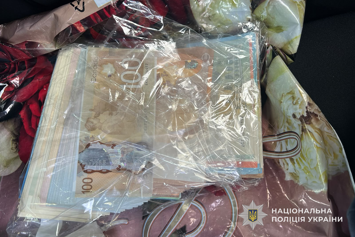 Новини Тернополя - фото з Тернополянка підготувала до передачі шахраям 30 тисяч доларів. Її шантажували «держзрадою »